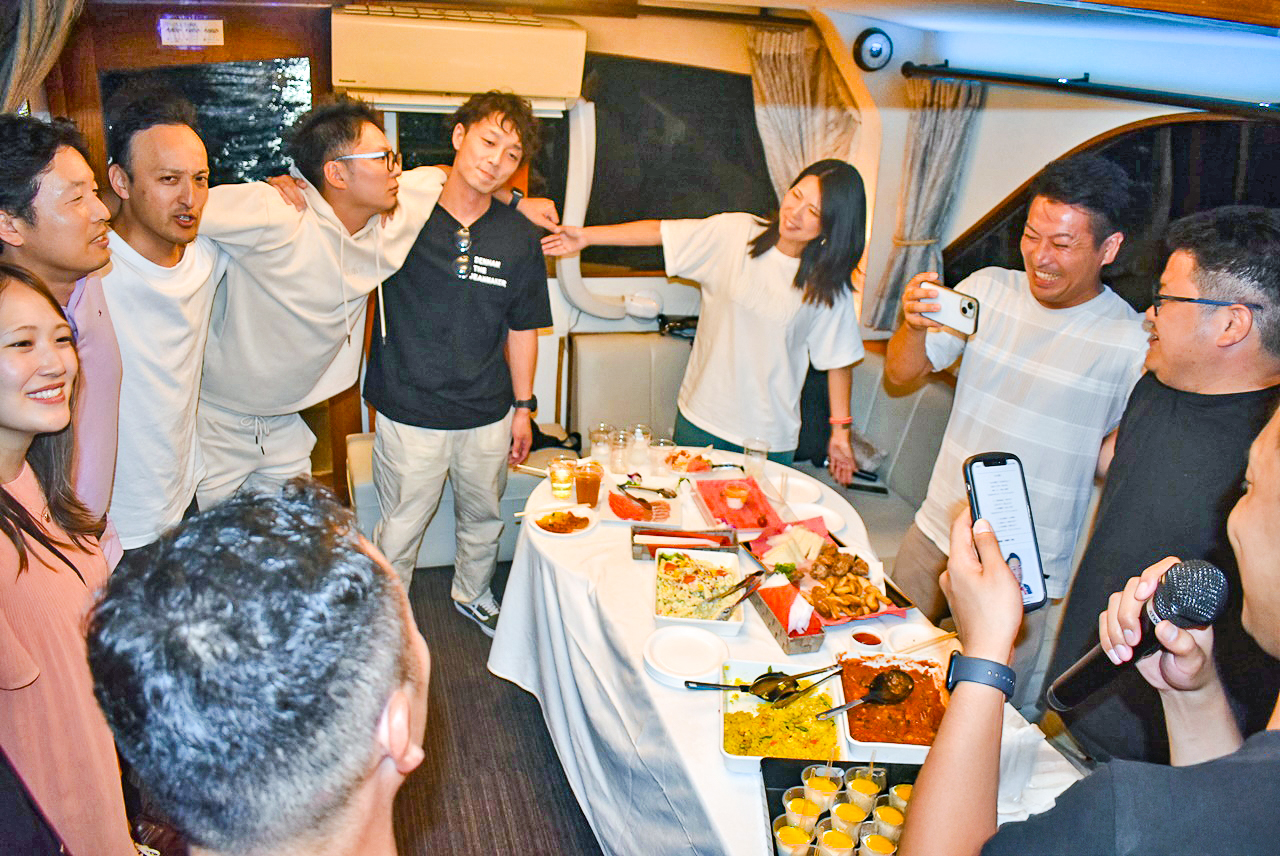 肩を組みながらカラオケをする様子