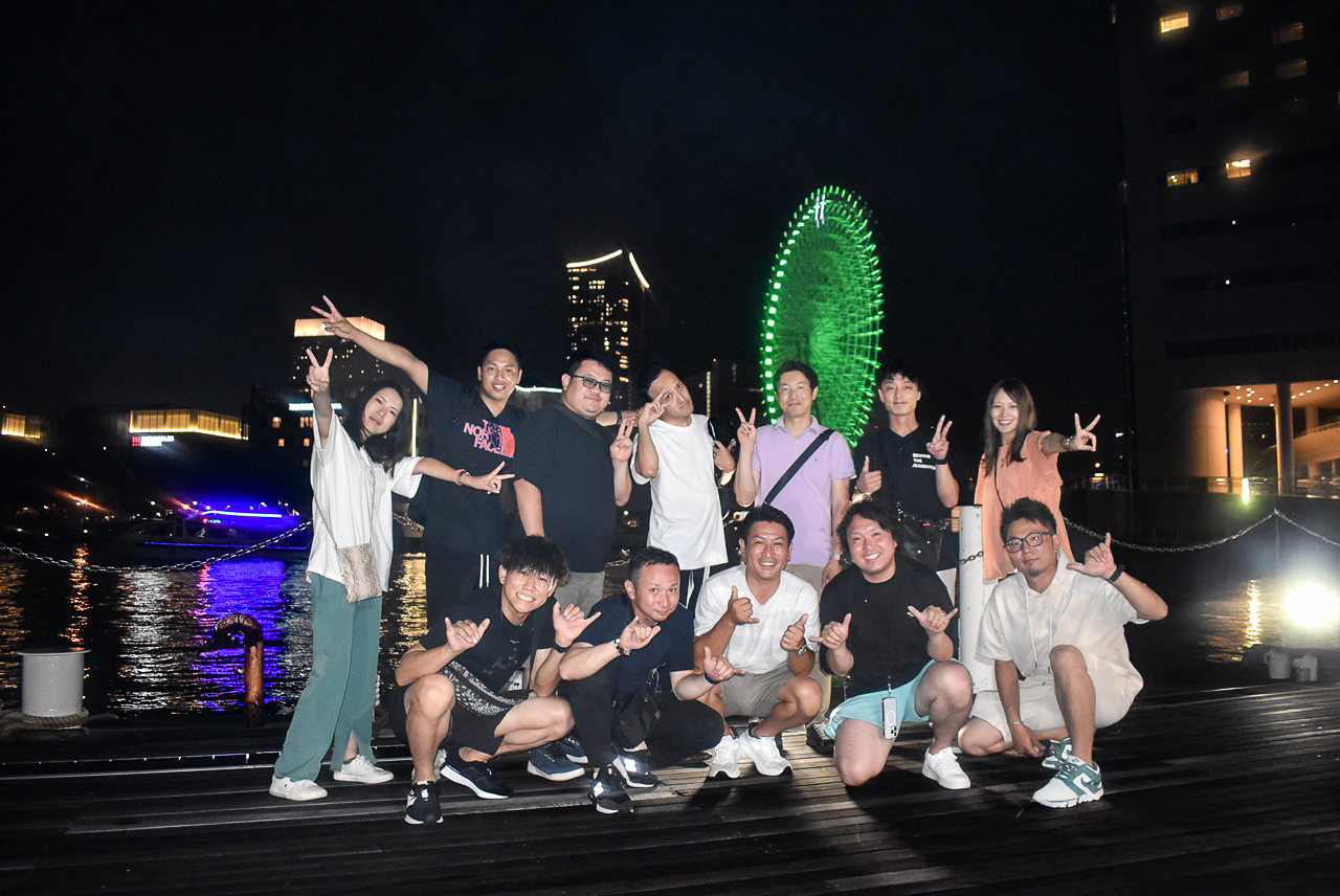 夜景をバックに記念写真