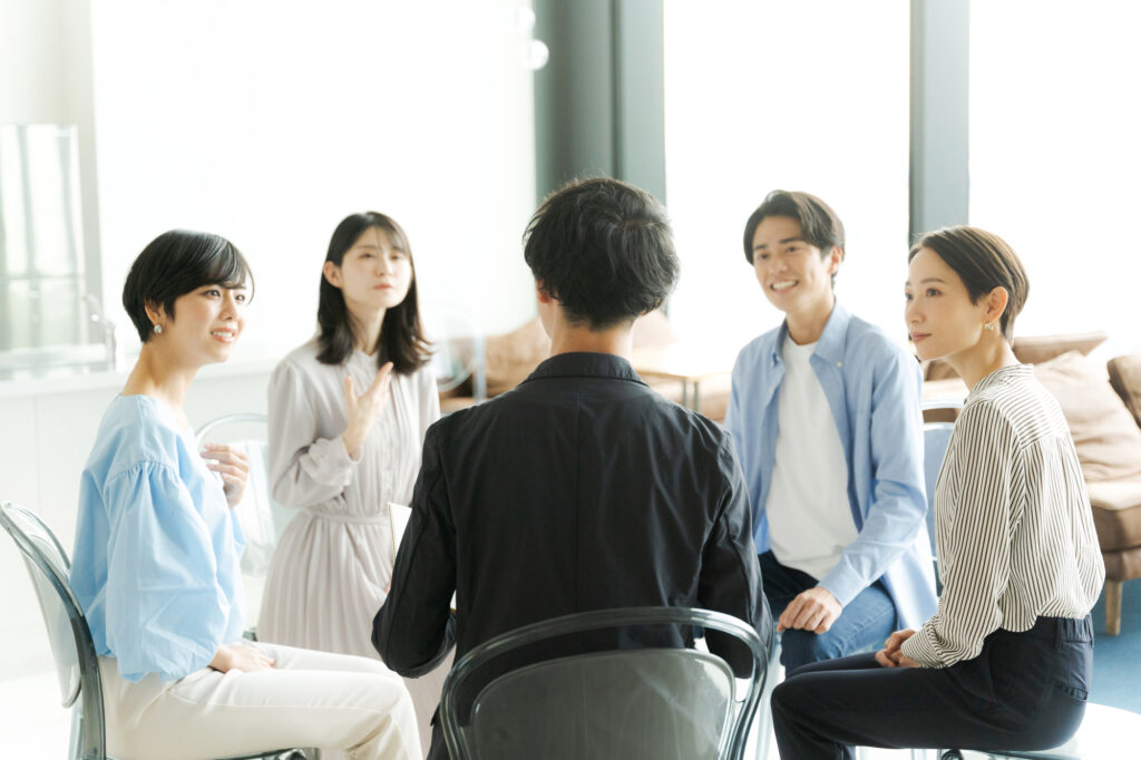 同僚同士で打ち合わせをする様子