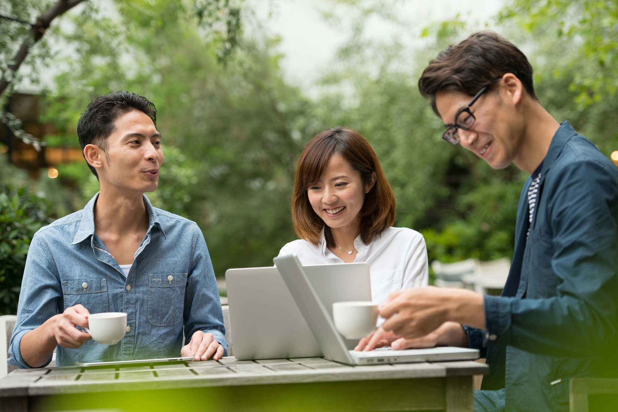 屋外で打ち合わせをする様子