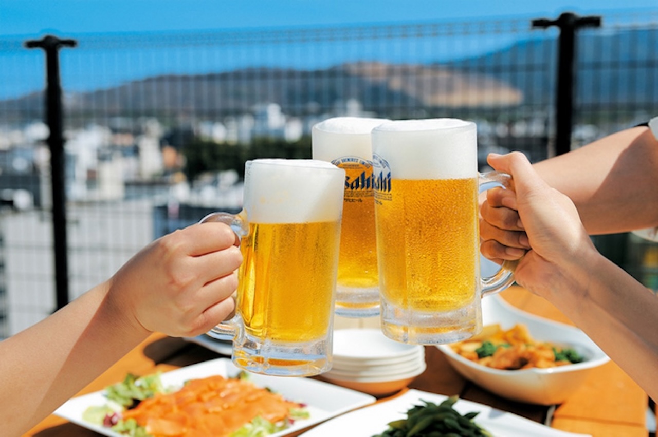 屋上でビールを楽しむ様子