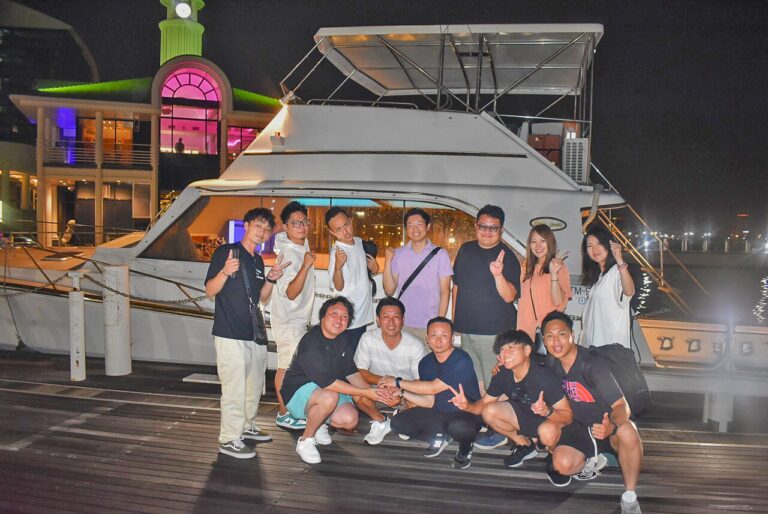 船の前で記念写真