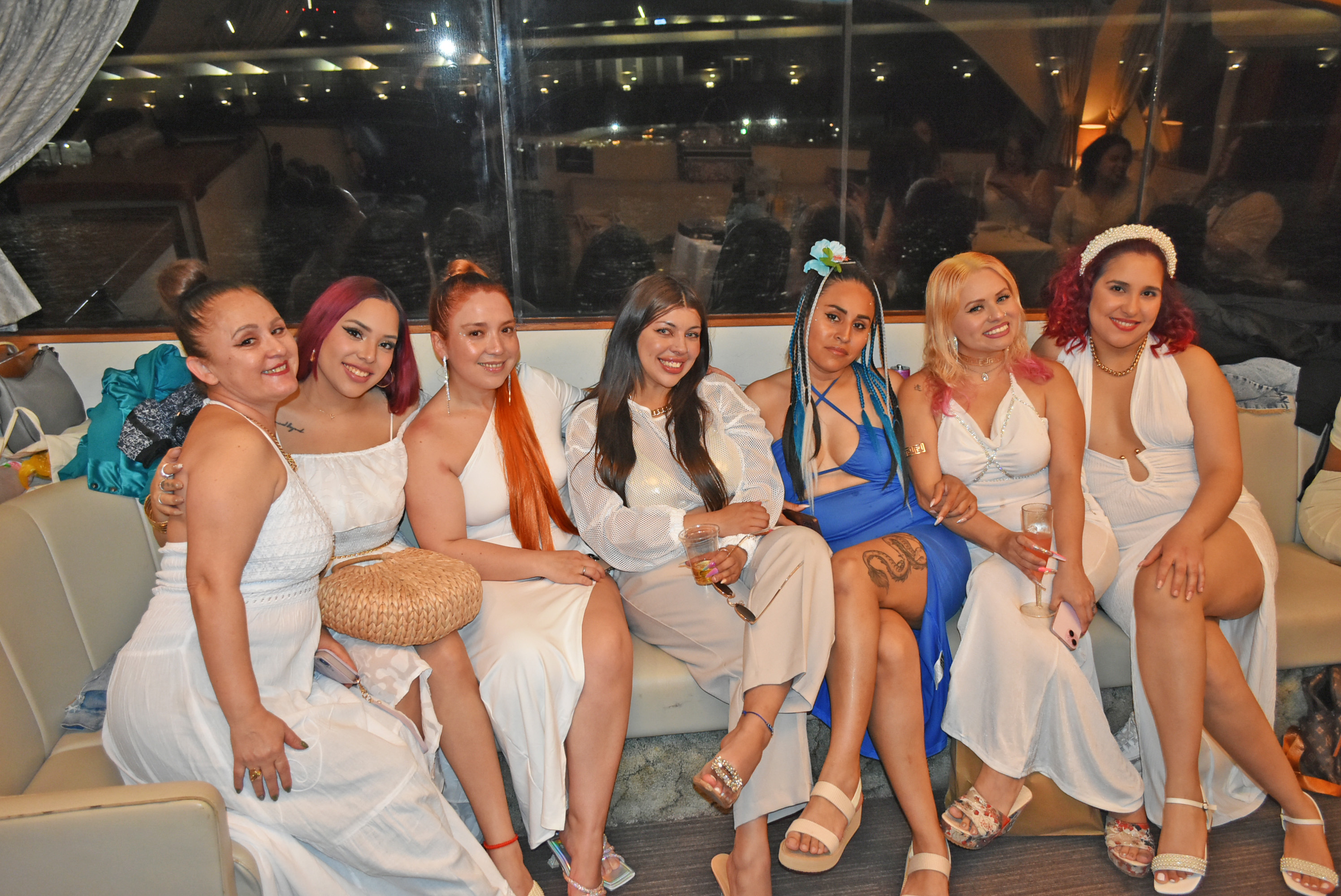 船内で記念写真