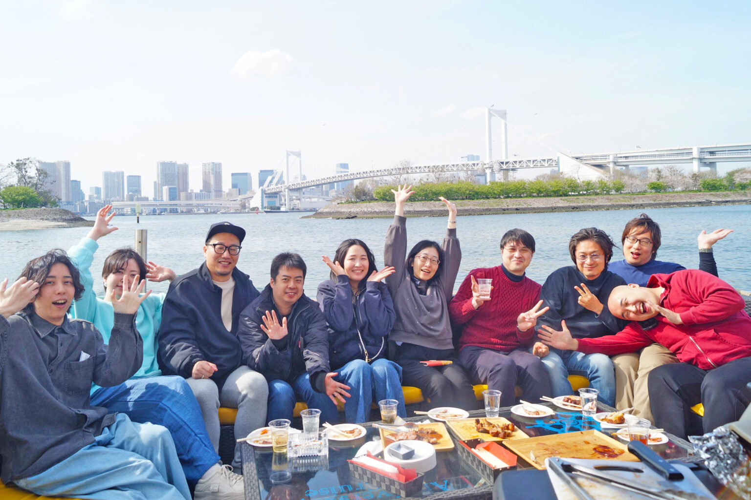 レインボーブリッジをバックに集合写真