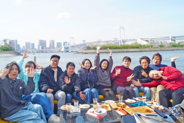 レインボーブリッジをバックに集合写真