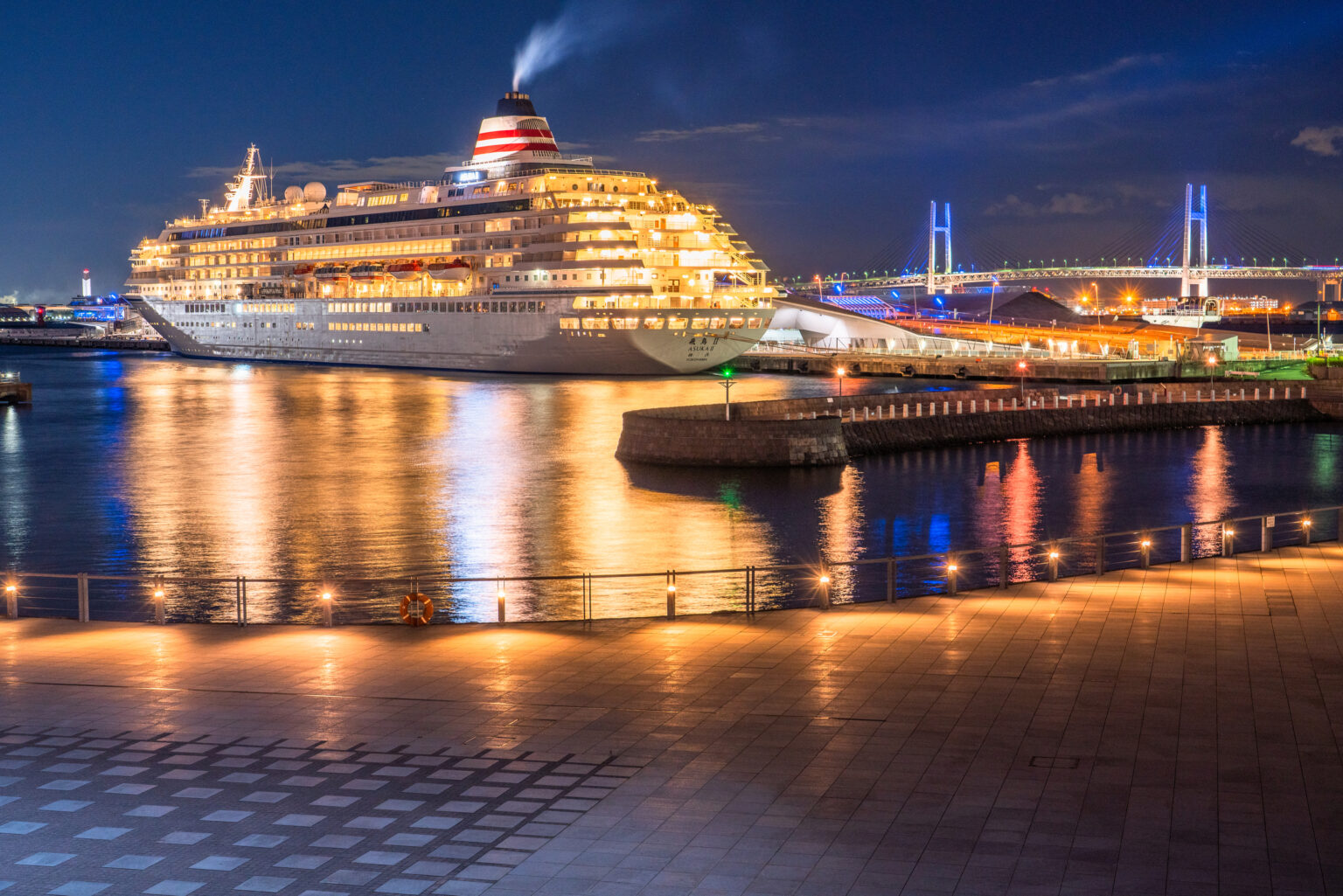 夜の港に停泊するクルーズ船
