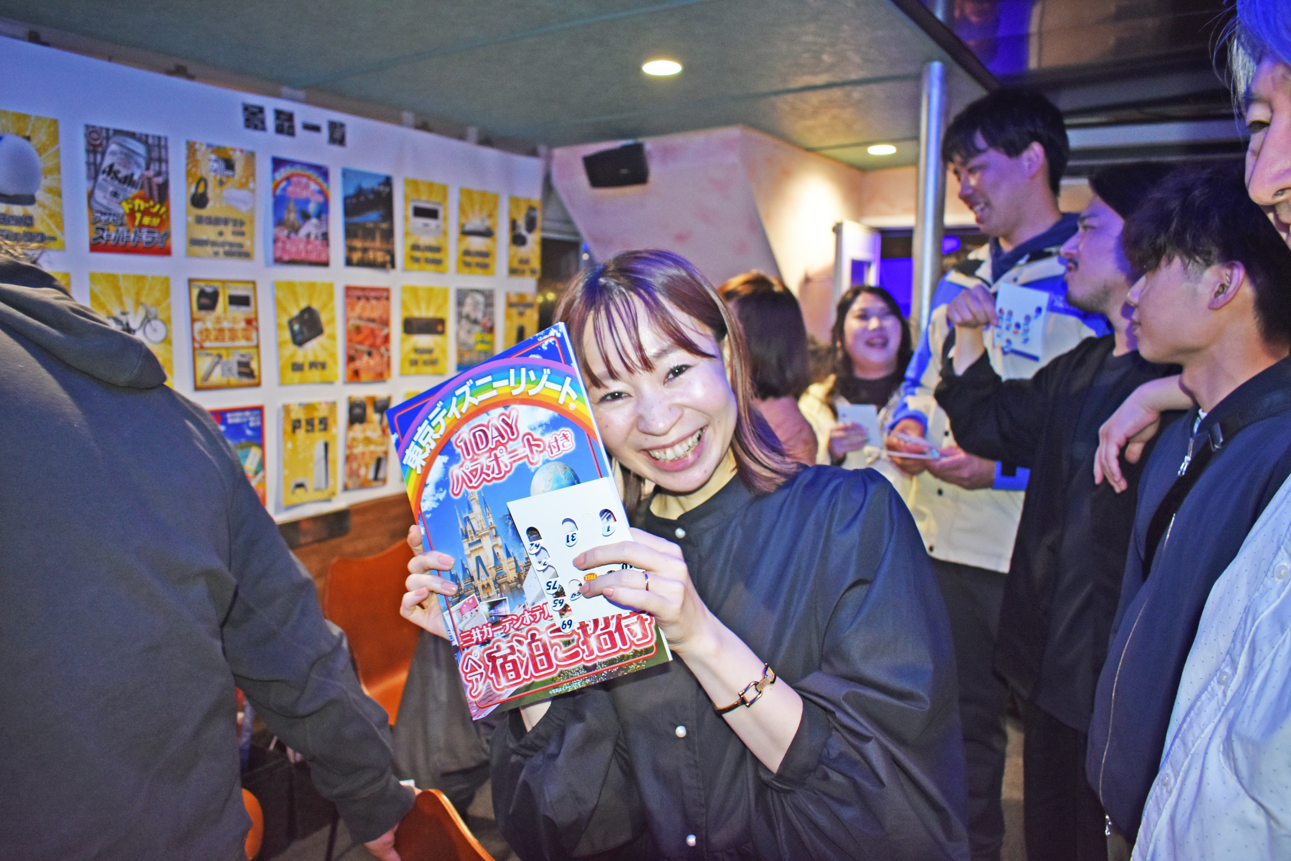 ビンゴ大会の景品を手にする女性