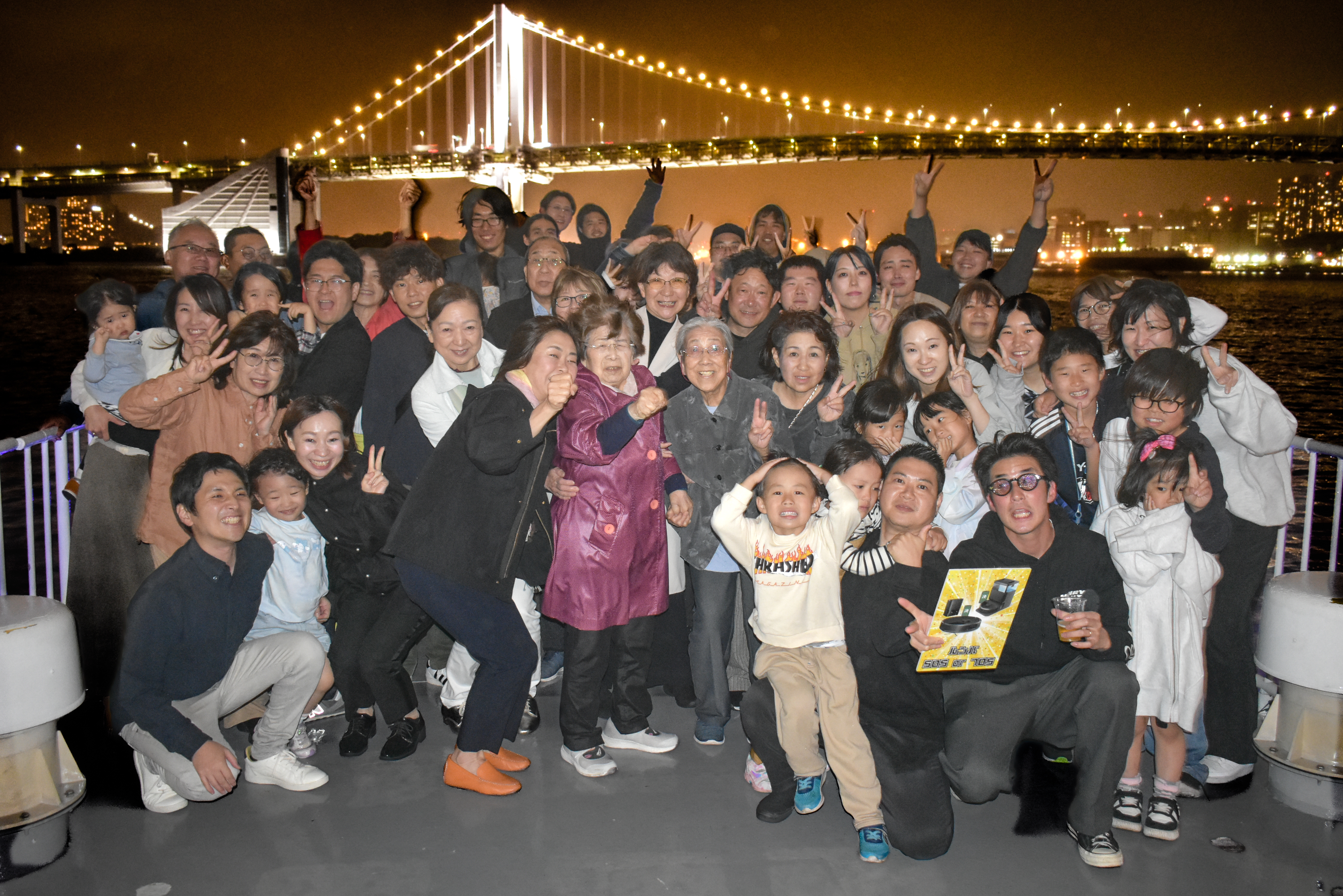 クルーザーのデッキで全員で記念撮影