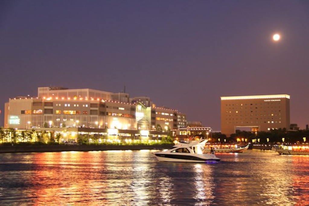 夜景とクルーズ船