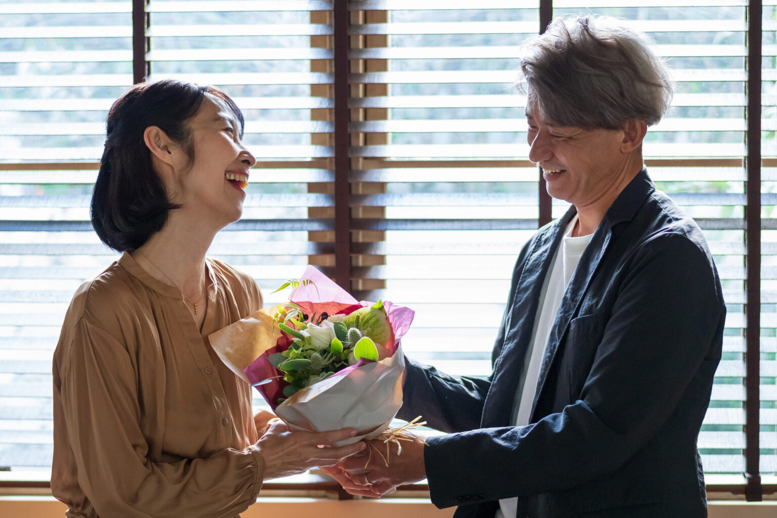 花束を渡すカップル