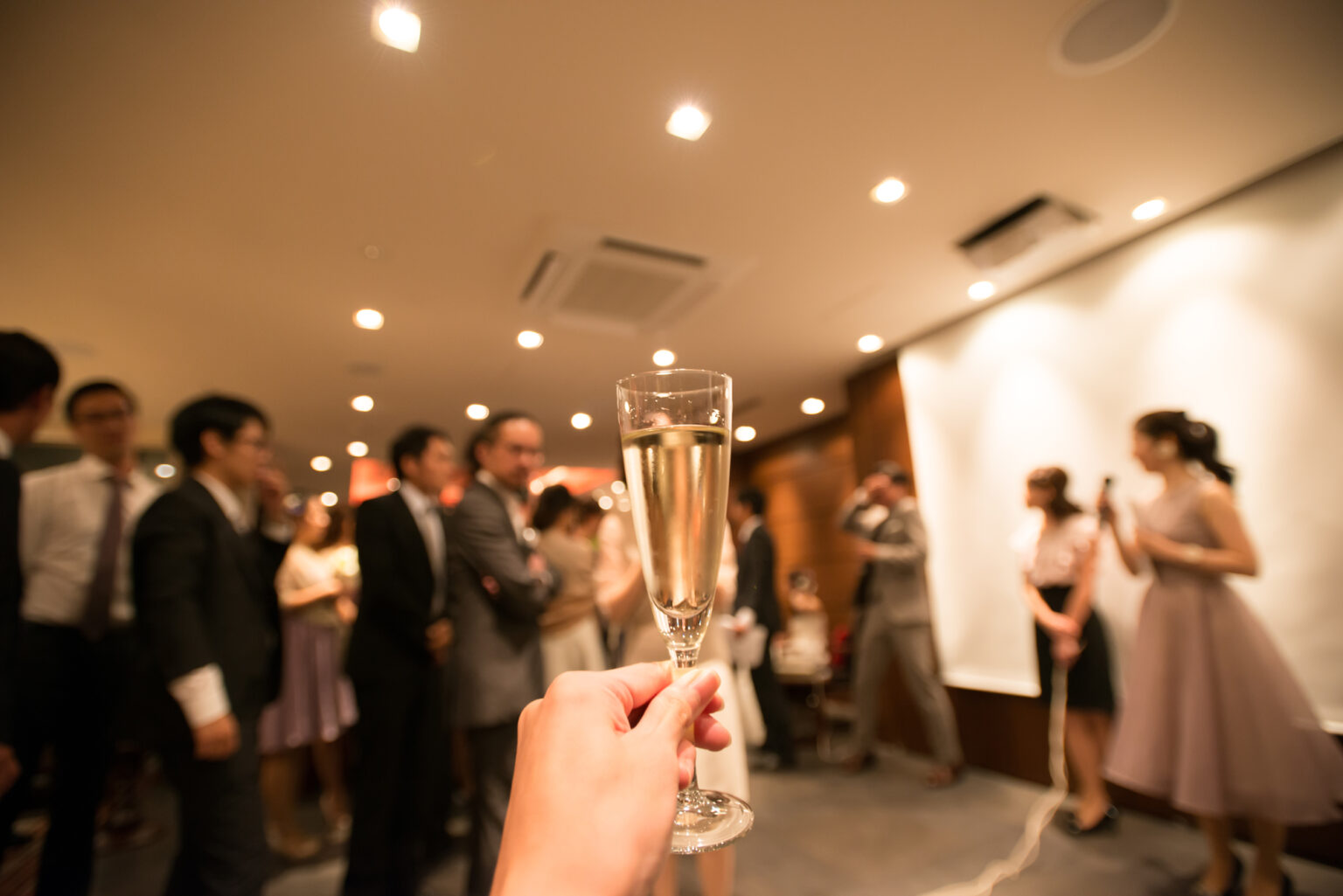 パーティーでシャンパン