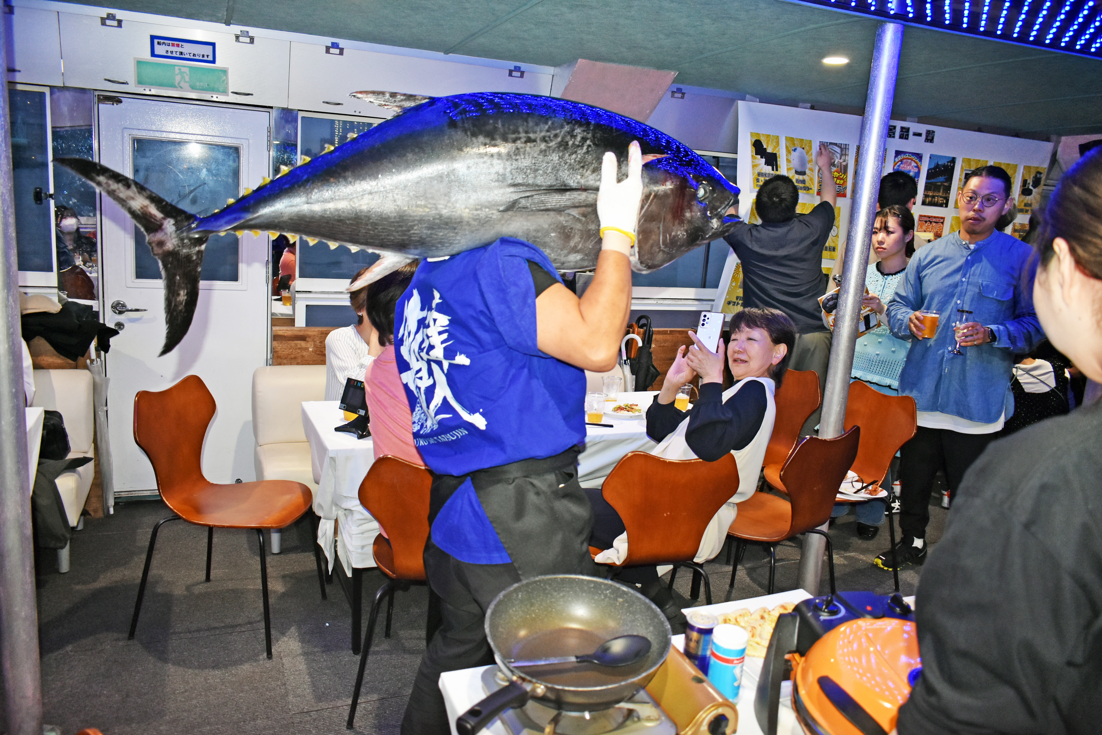 マグロの解体ショー