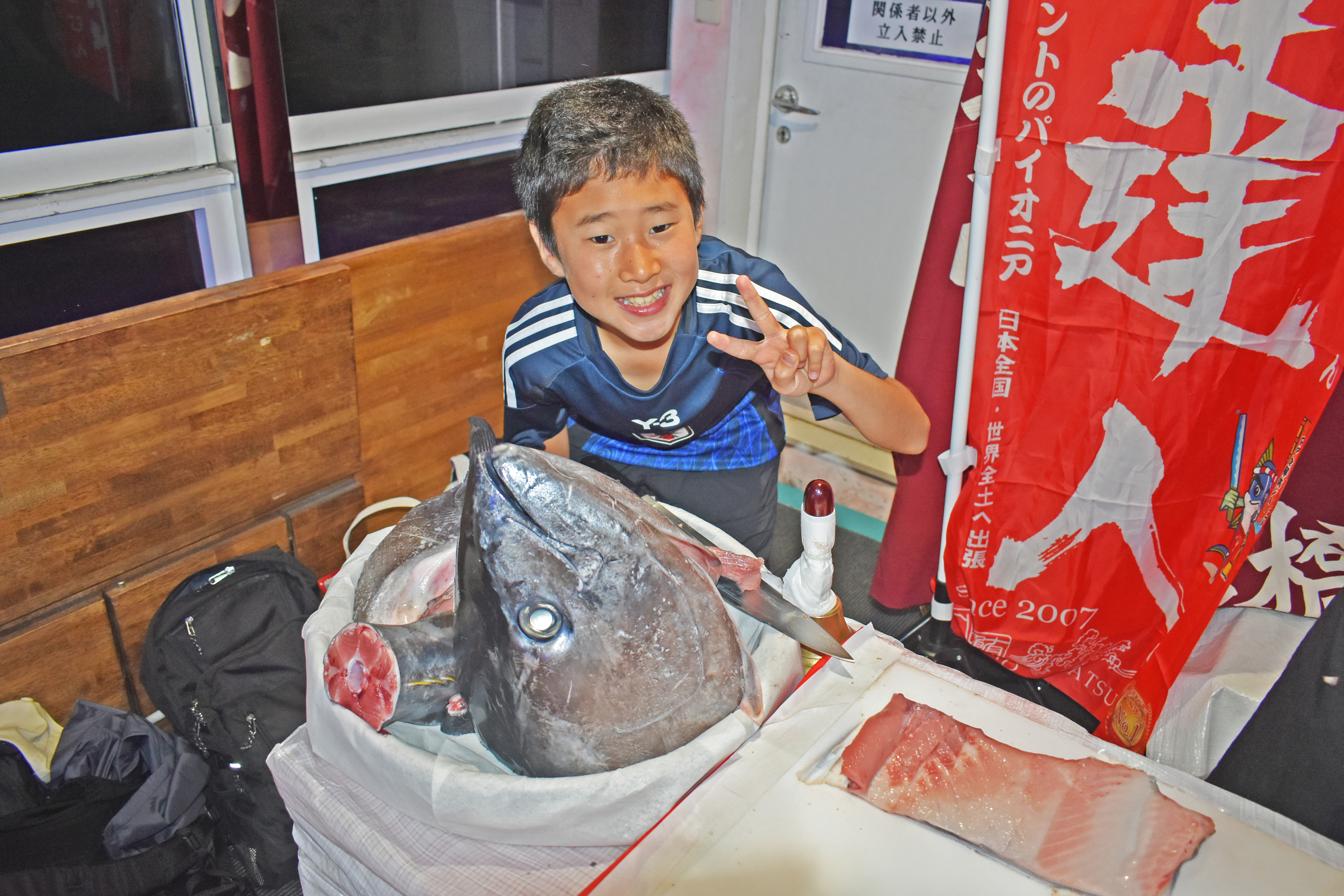 マグロの頭と記念撮影