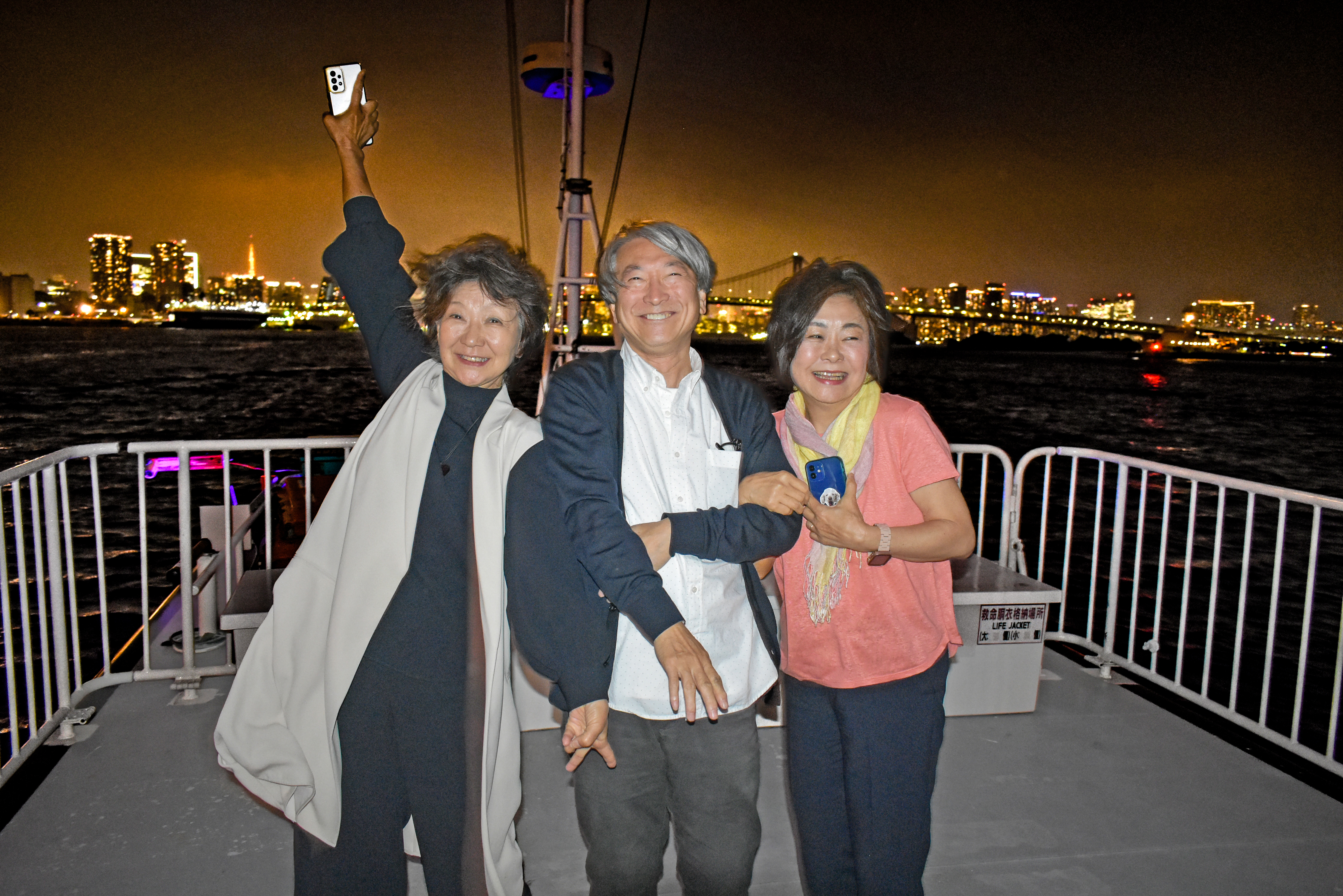 デッキで記念写真