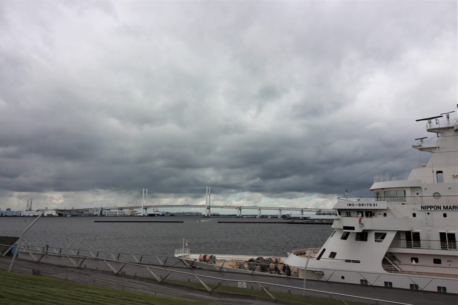 雨の日の海とクルーズ船