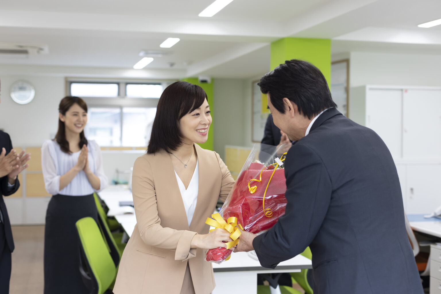 上司に花束を渡す様子