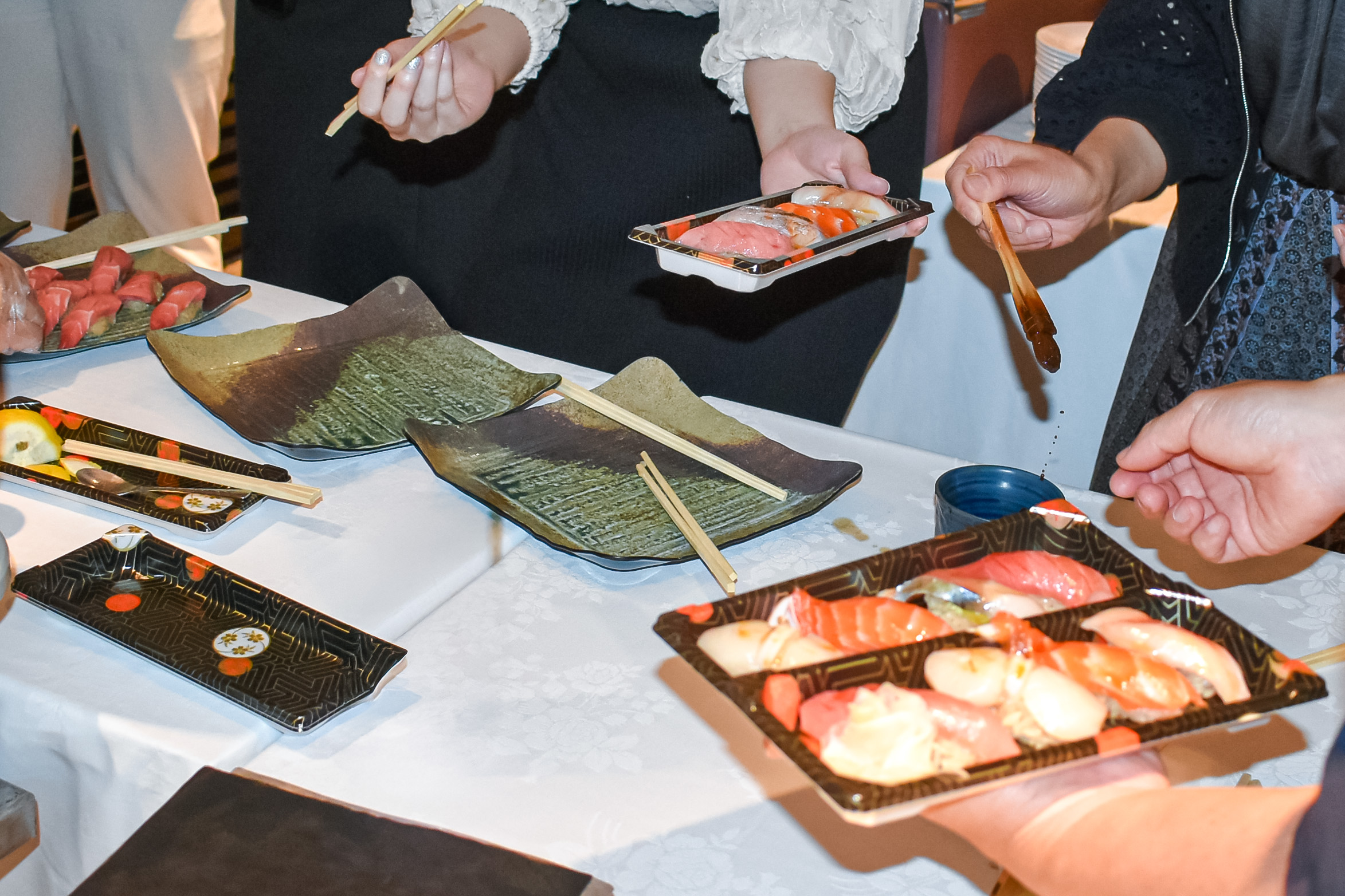 寿司を取りに来た人たち