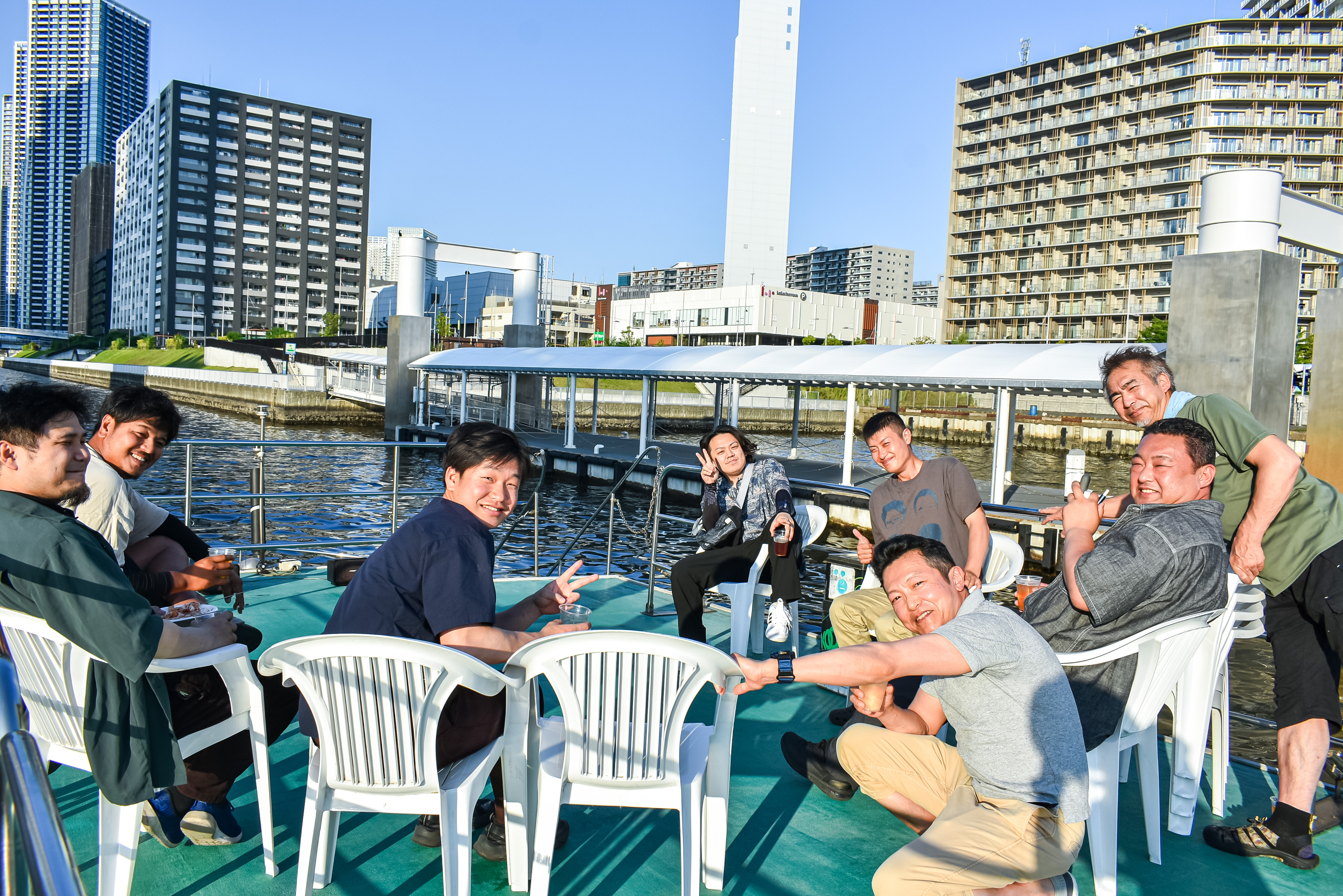 デッキで記念写真