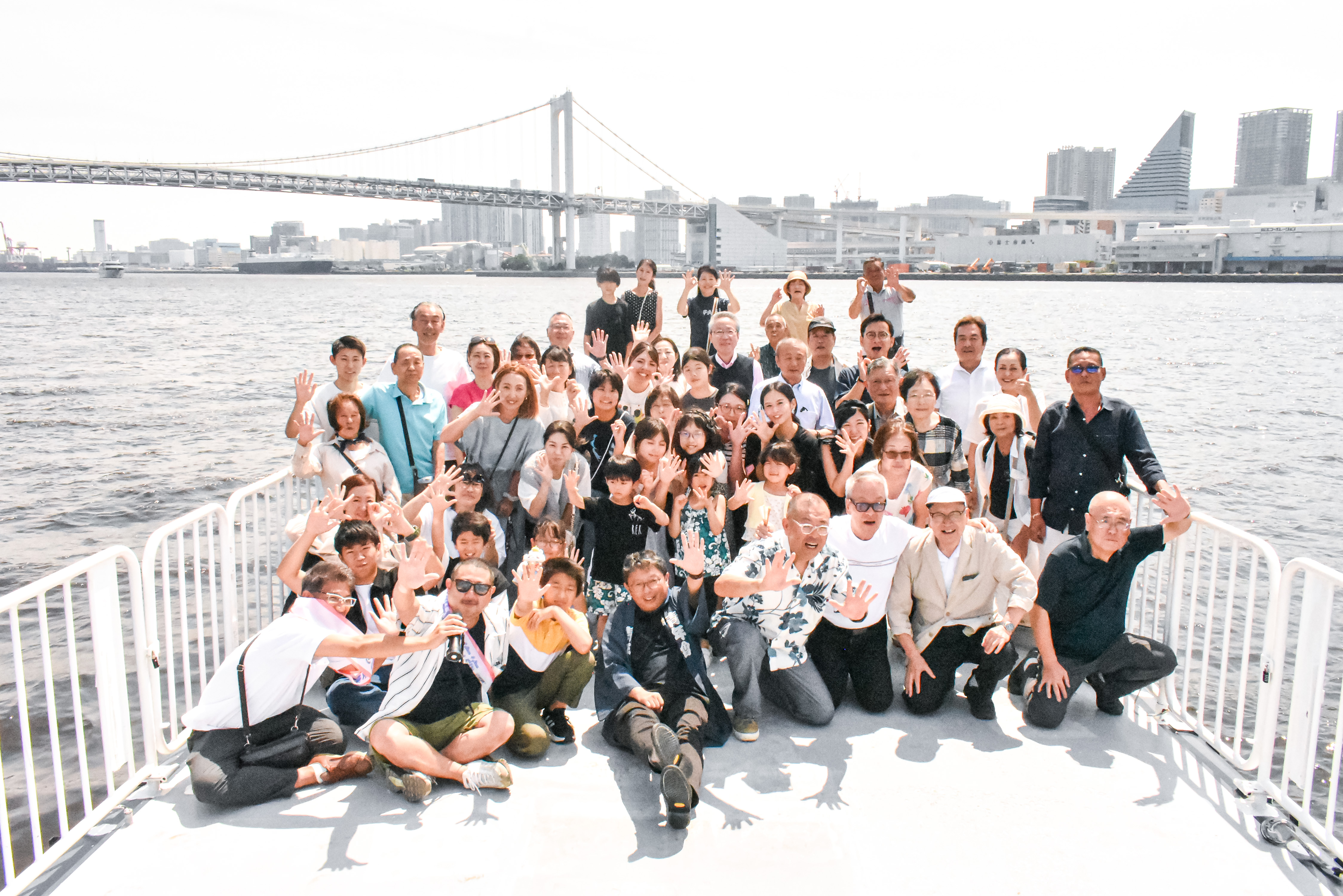 デッキで集合写真