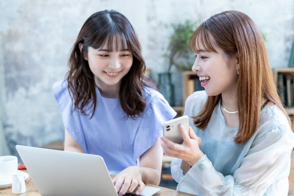 女子2人で楽しそうに話す様子