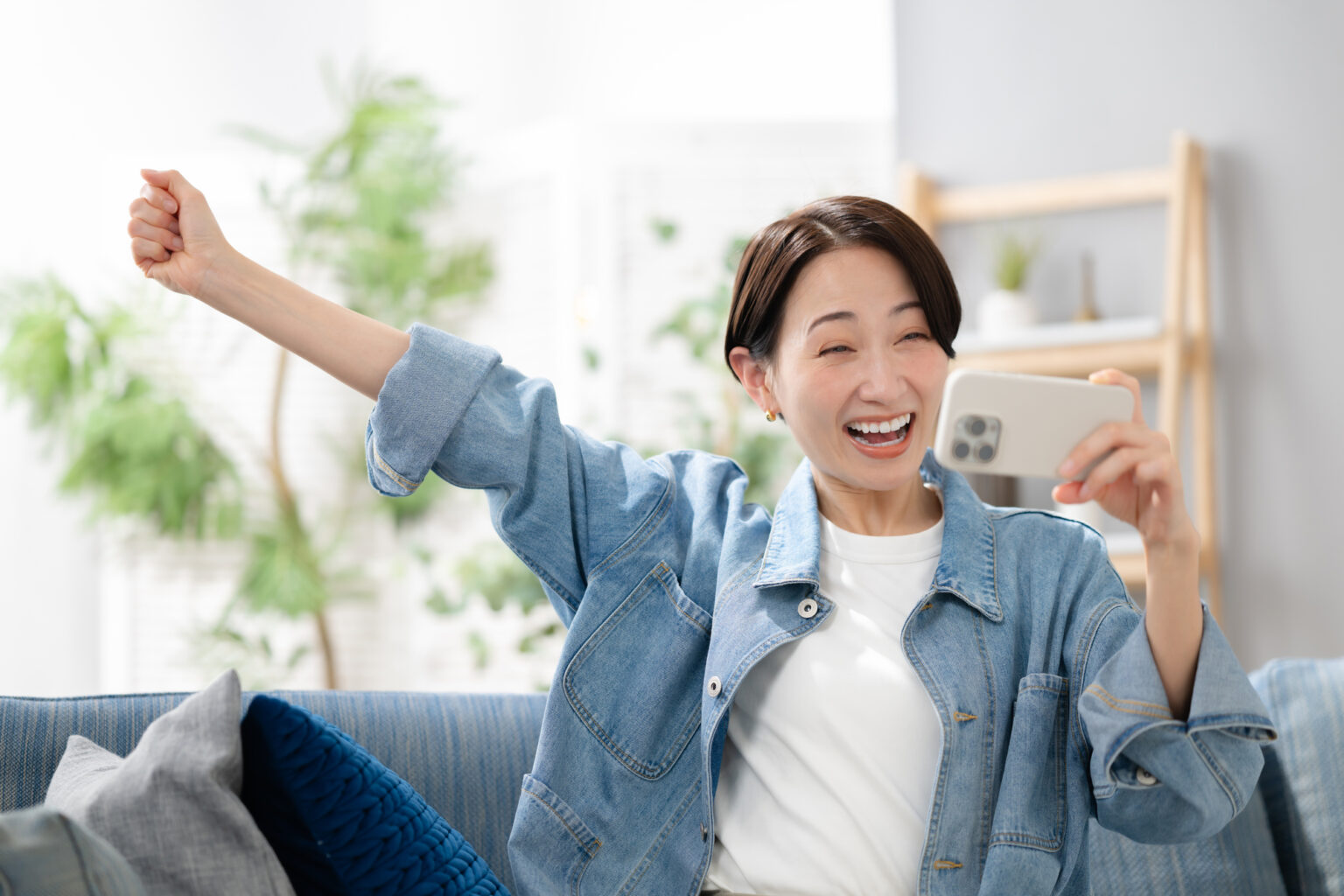 スマホを見ながら楽しむ女性