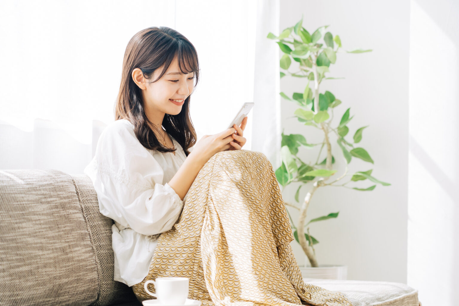 スマホをチェックする女性