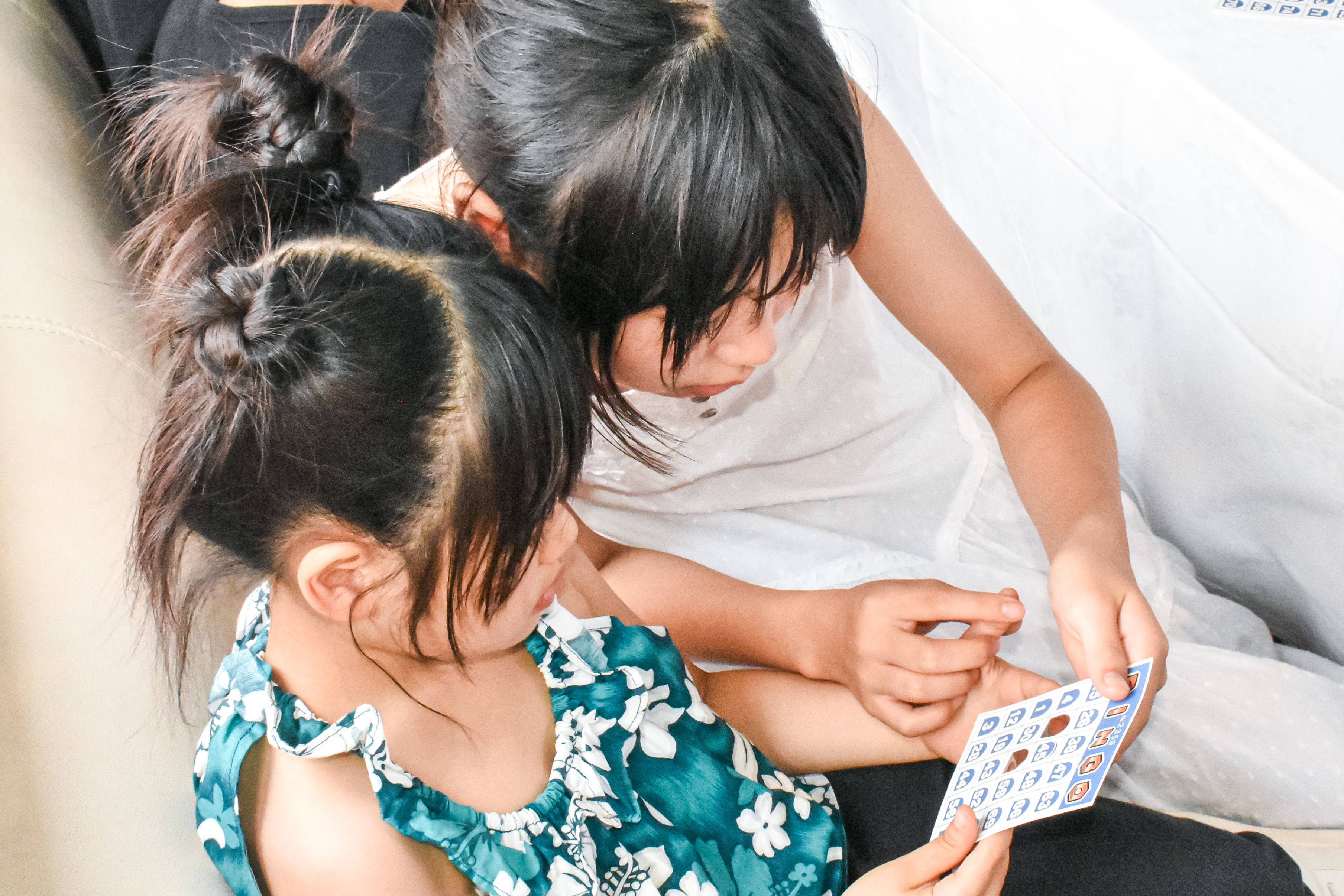 ビンゴゲーム中の子供