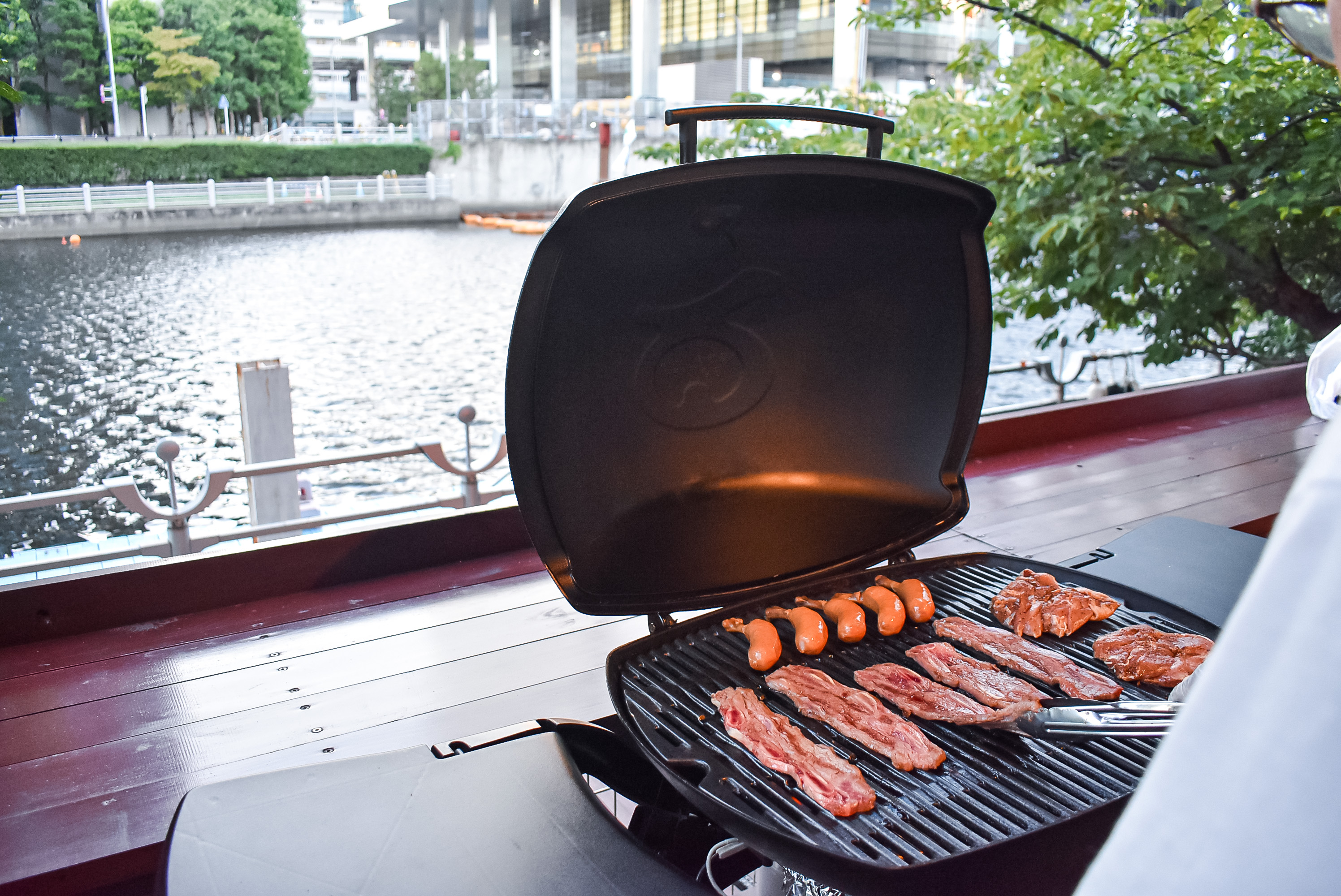 CRIBのデッキでウェーバーBBQ