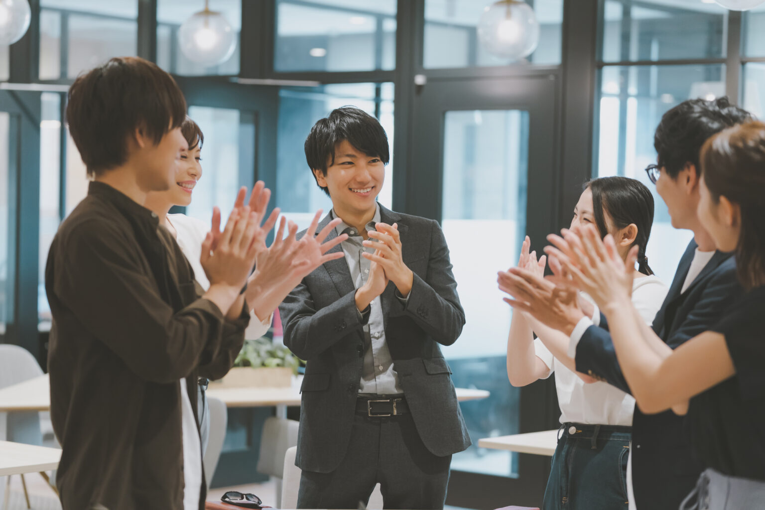 同僚同士で称え合う様子