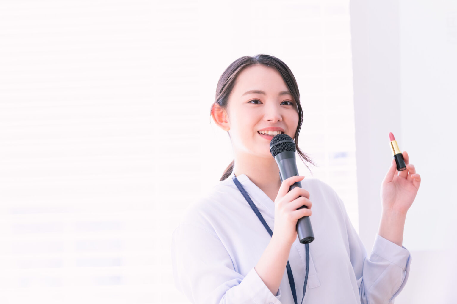 新商品を説明する女性