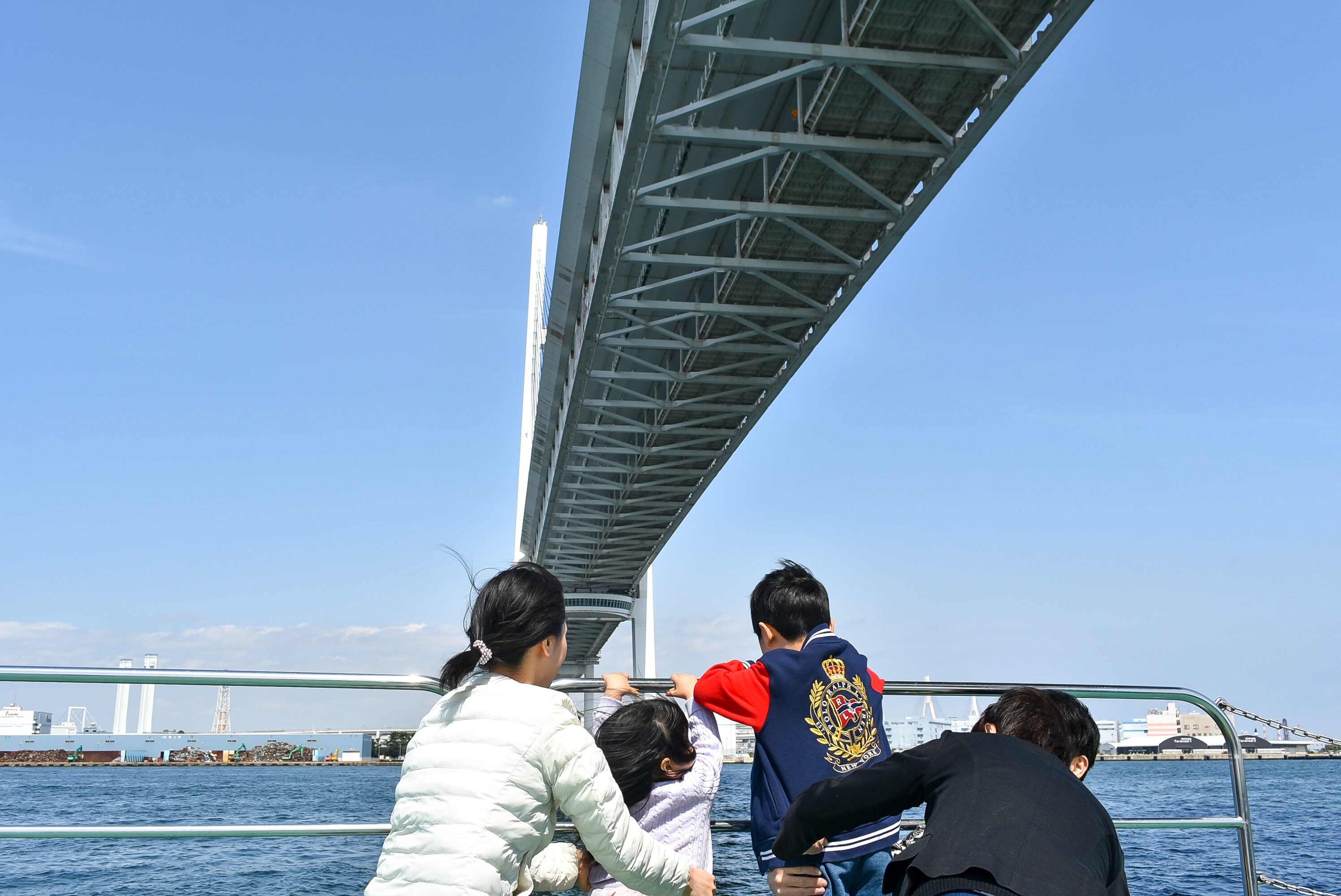 ベイブリッジを船で潜る