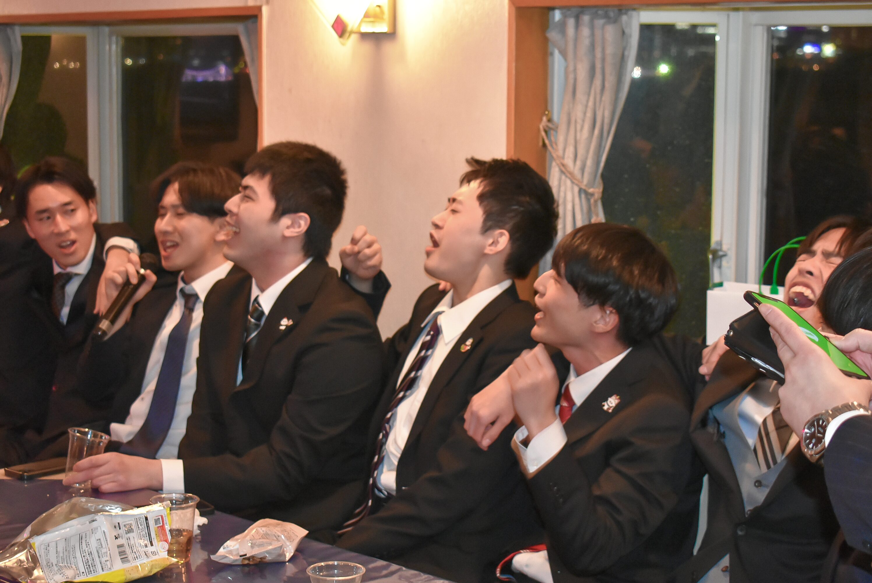 船内でカラオケ