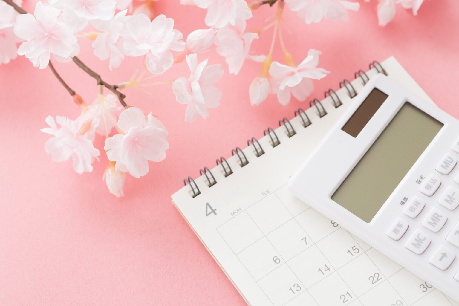 電卓と4月のカレンダー