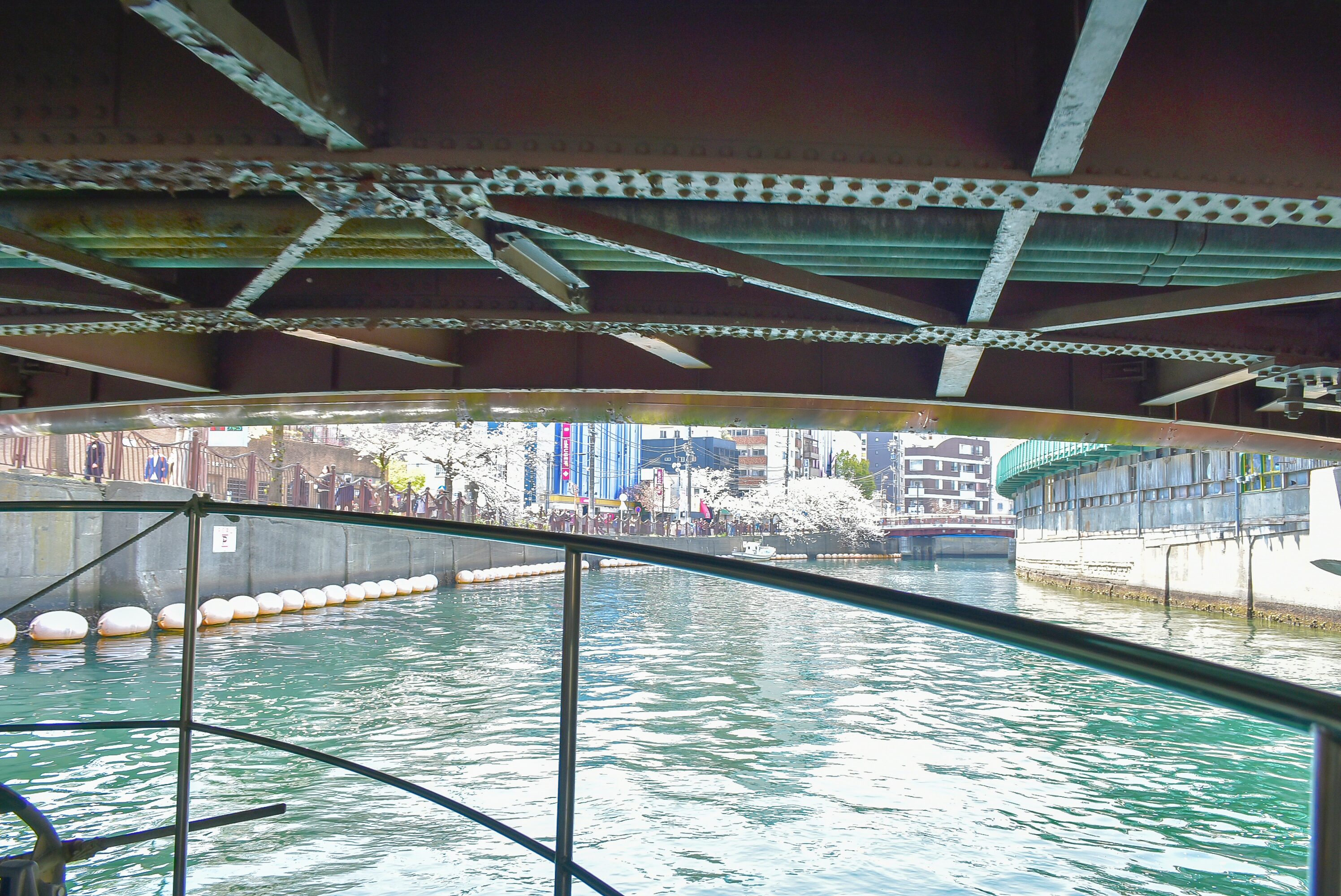 橋の下を船で潜る