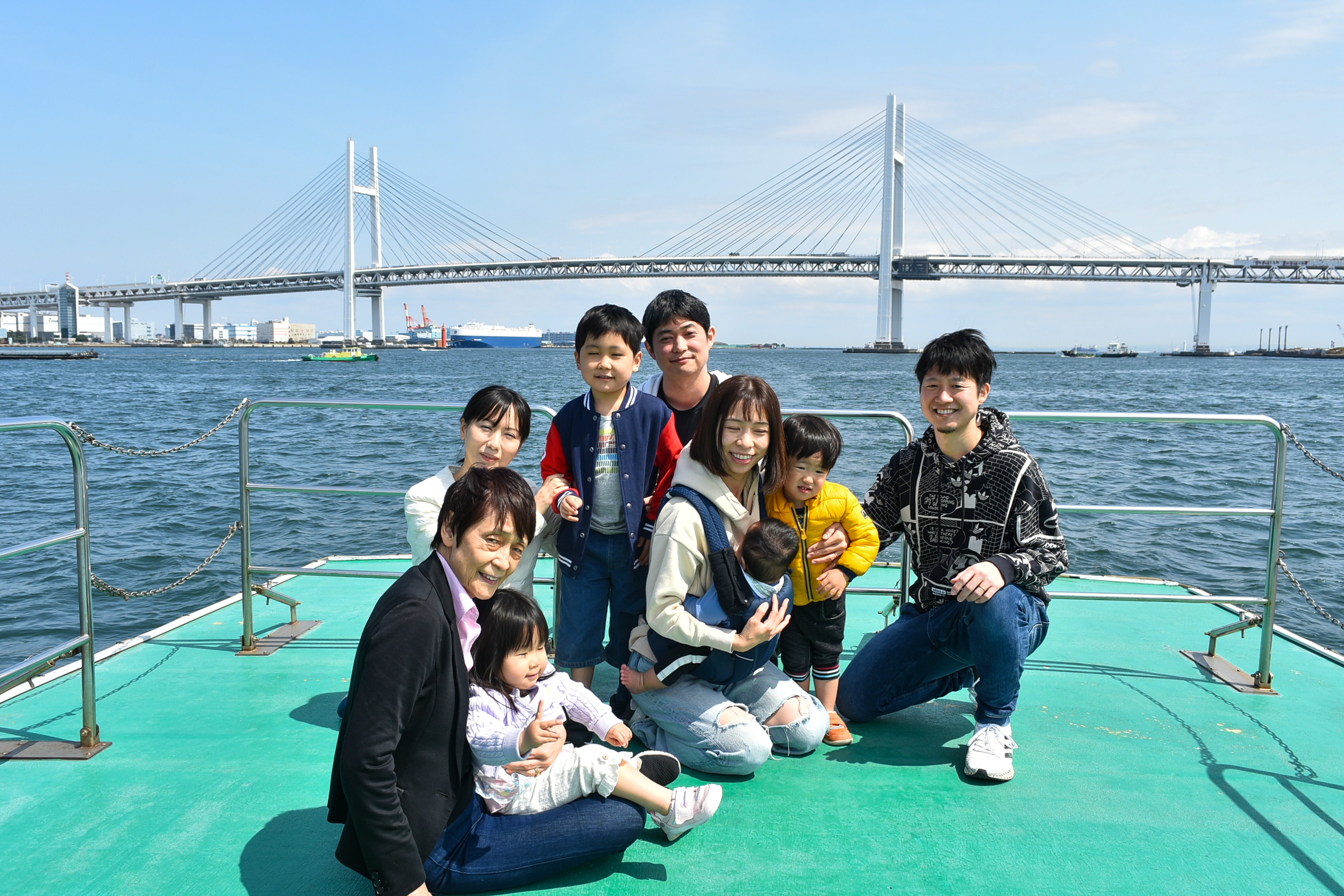 船のデッキで記念撮影
