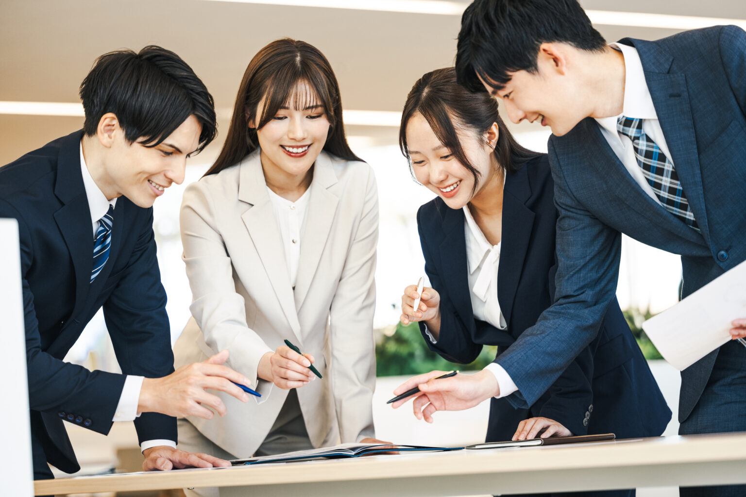 みんなで企画を考える様子