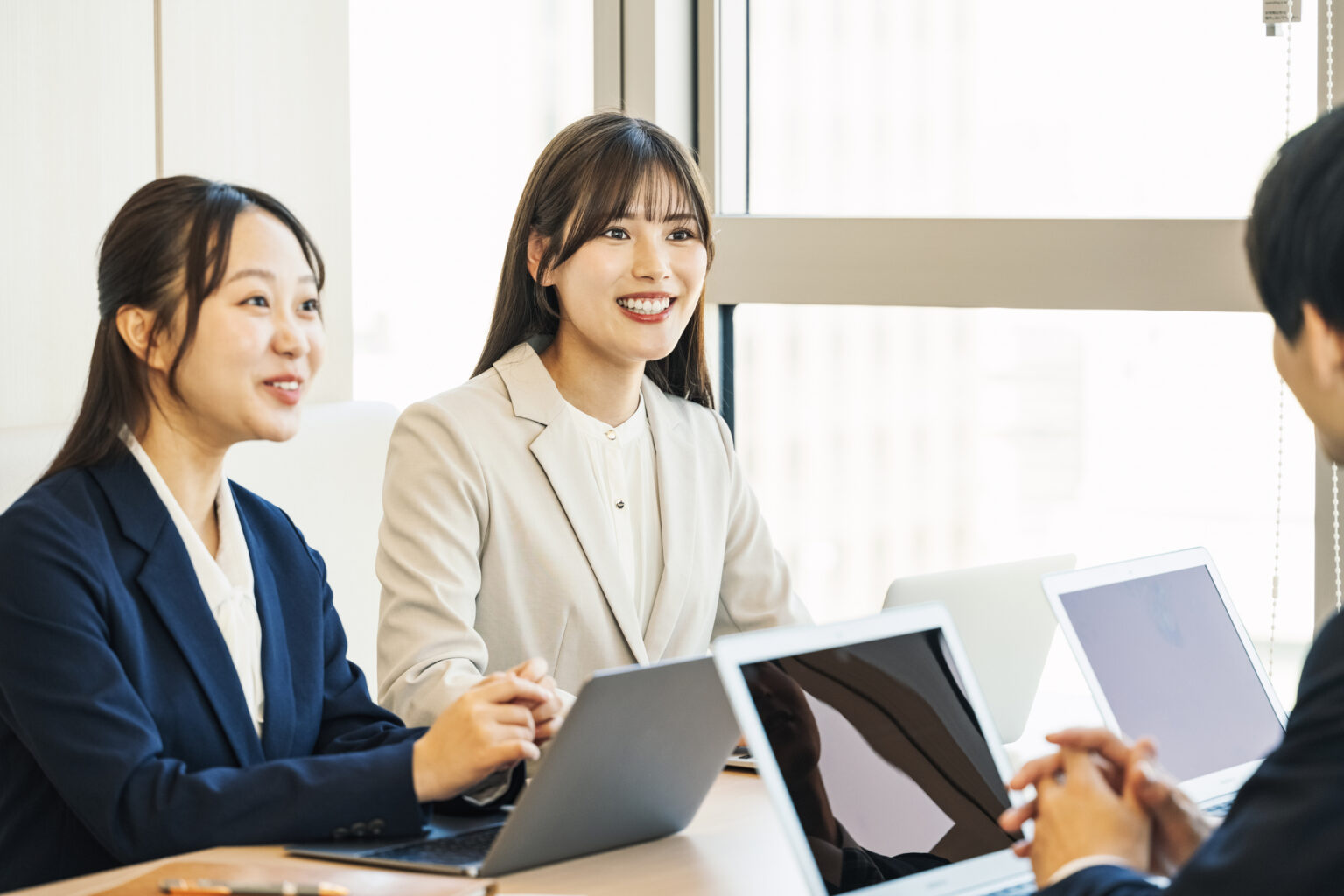 打ち合わせをする様子