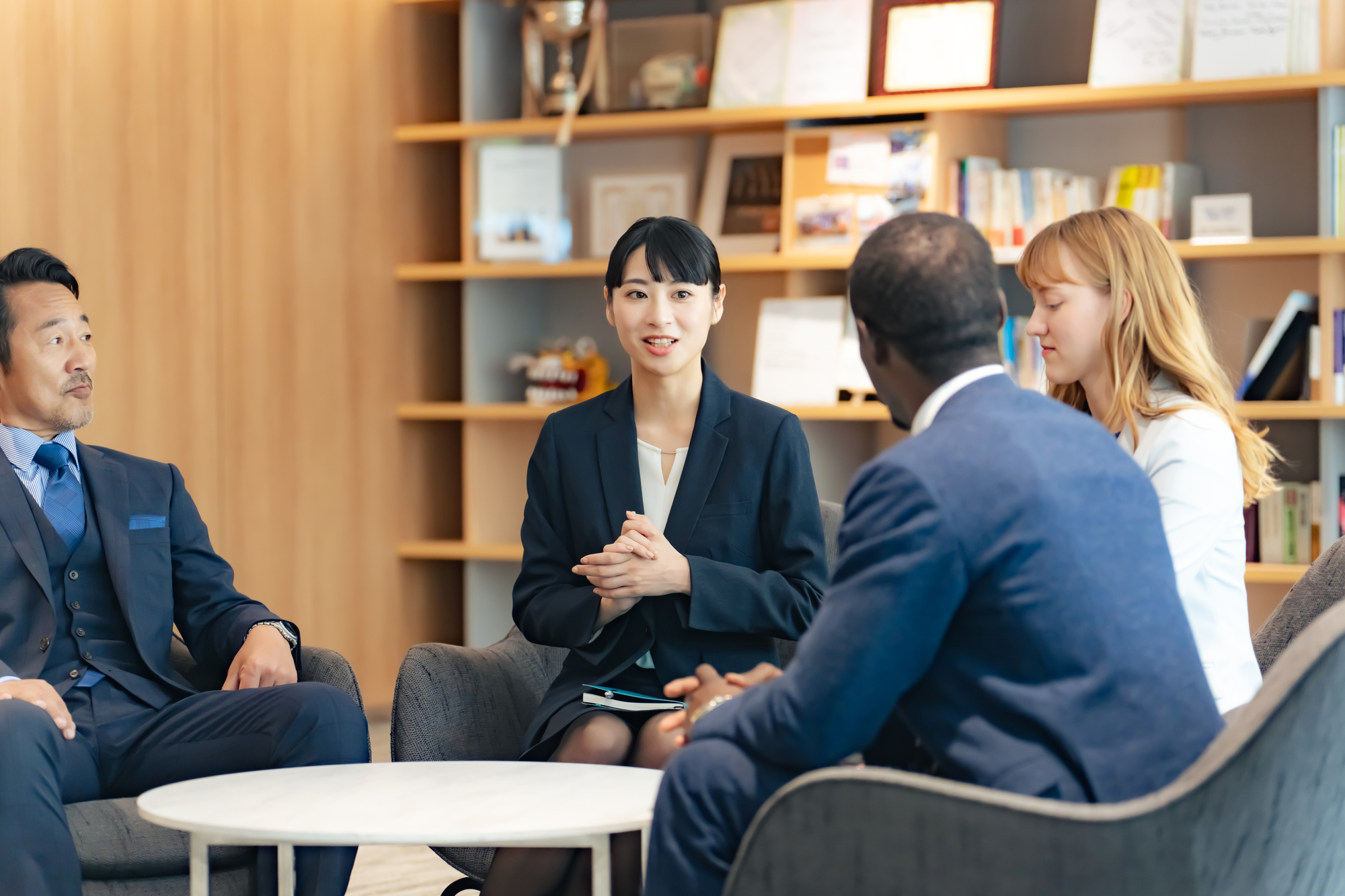 グローバルな人たちと商談するイメージ