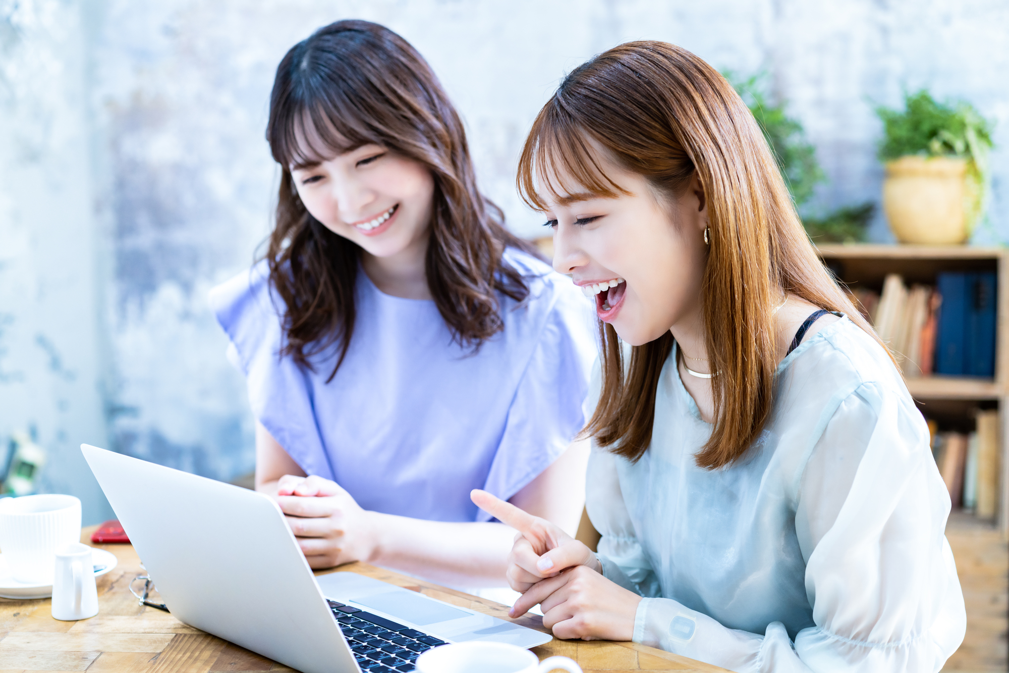 楽しそうに話し合う若い女性