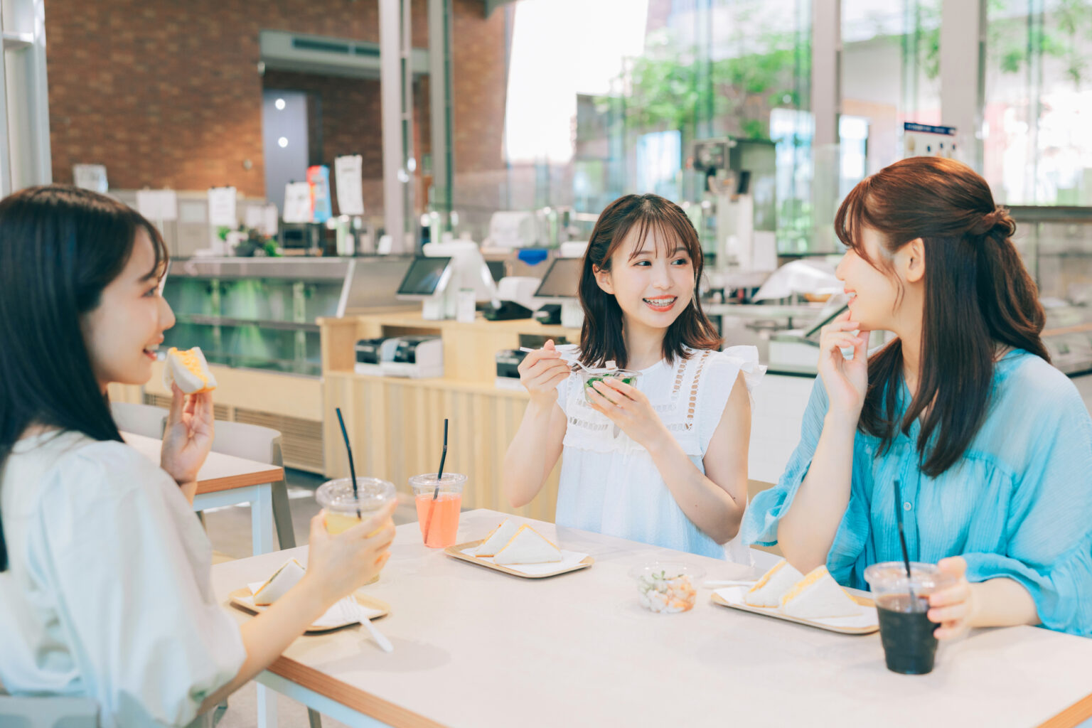 カフェで食事しながら話す女性グループ