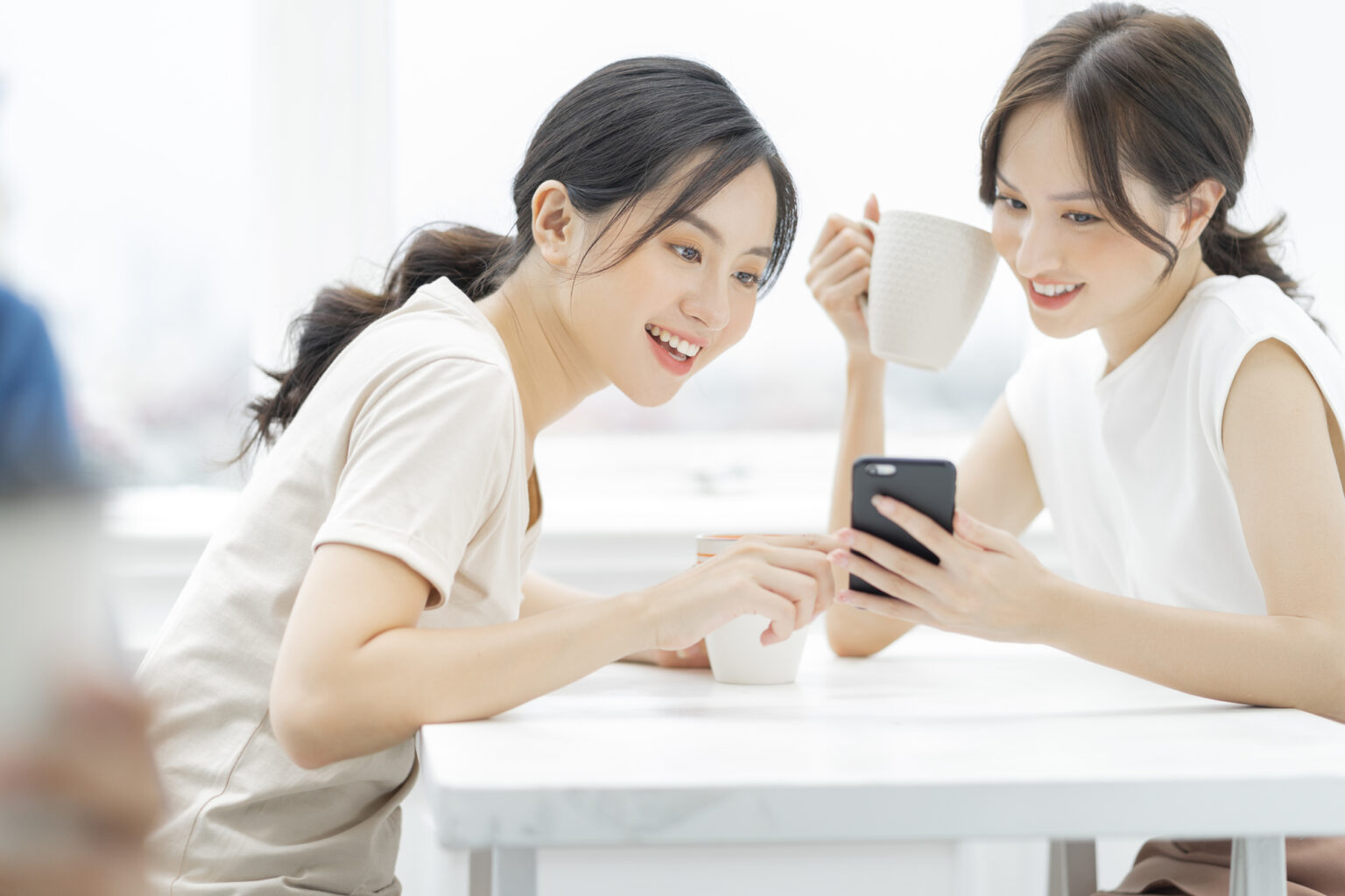 コーヒーを飲みながら話す女性