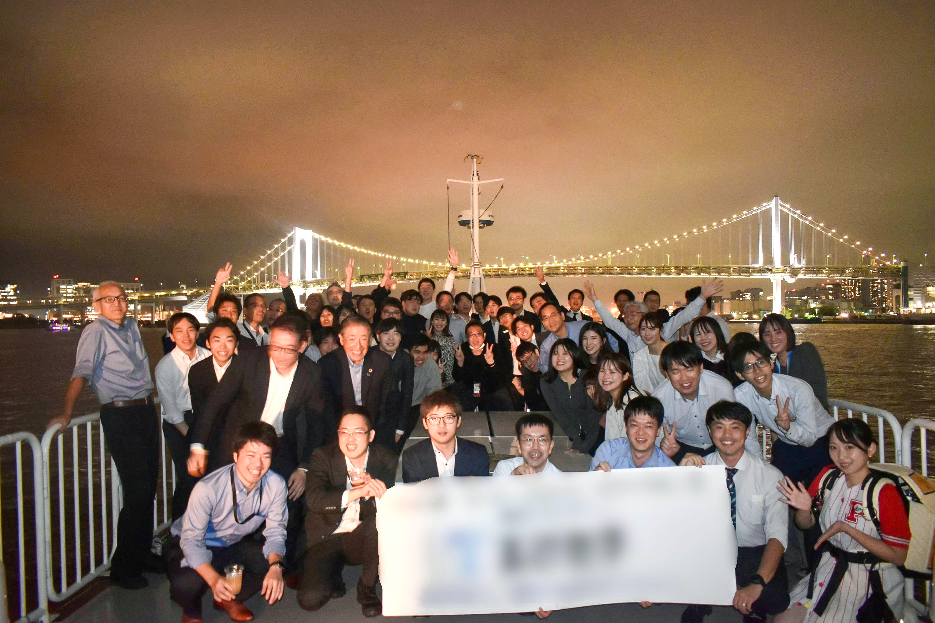 横断幕を持ってデッキで集合写真