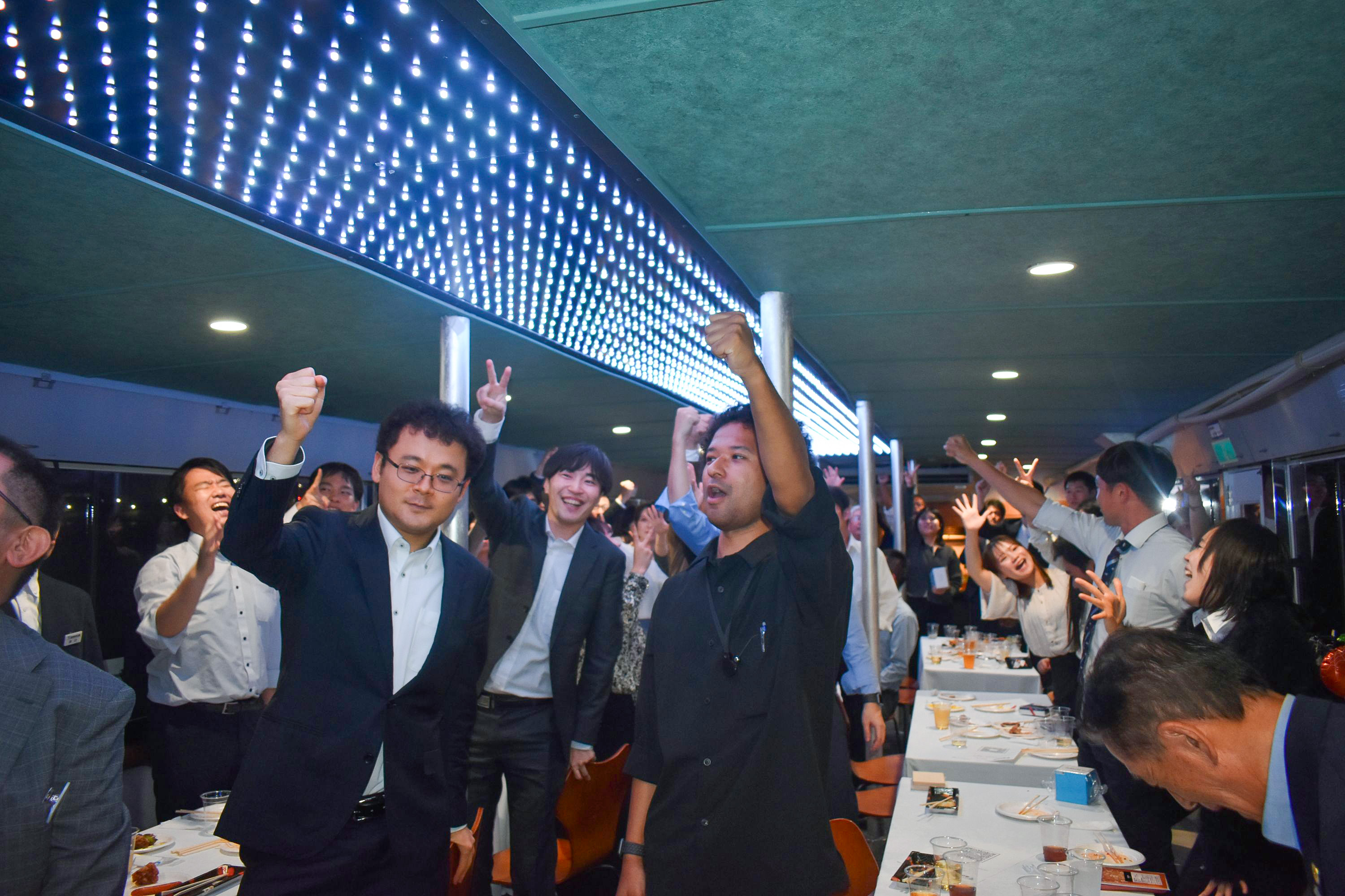 盛り上がる船内