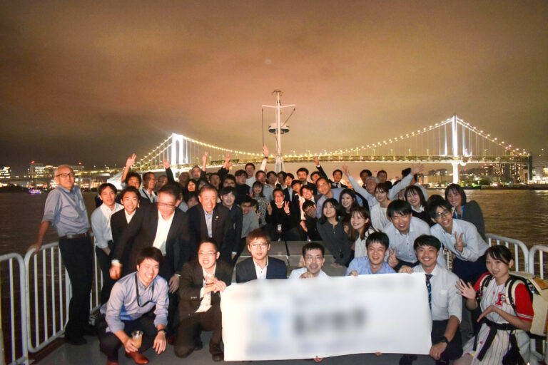 横断幕を持ってデッキで集合写真