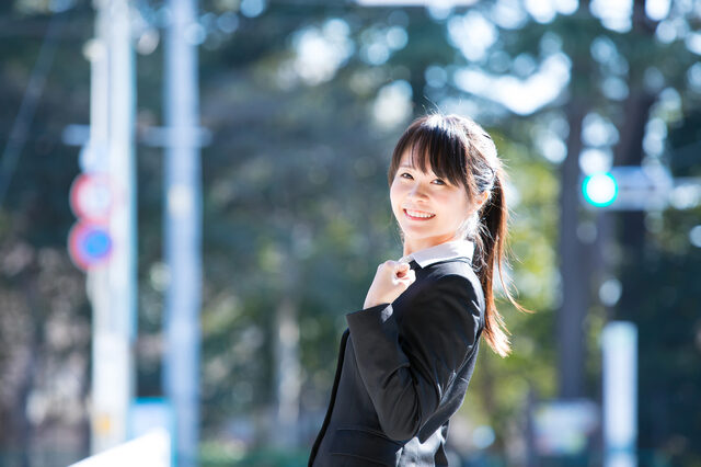 スーツを着た女性