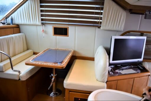 ミッドブルー号船内