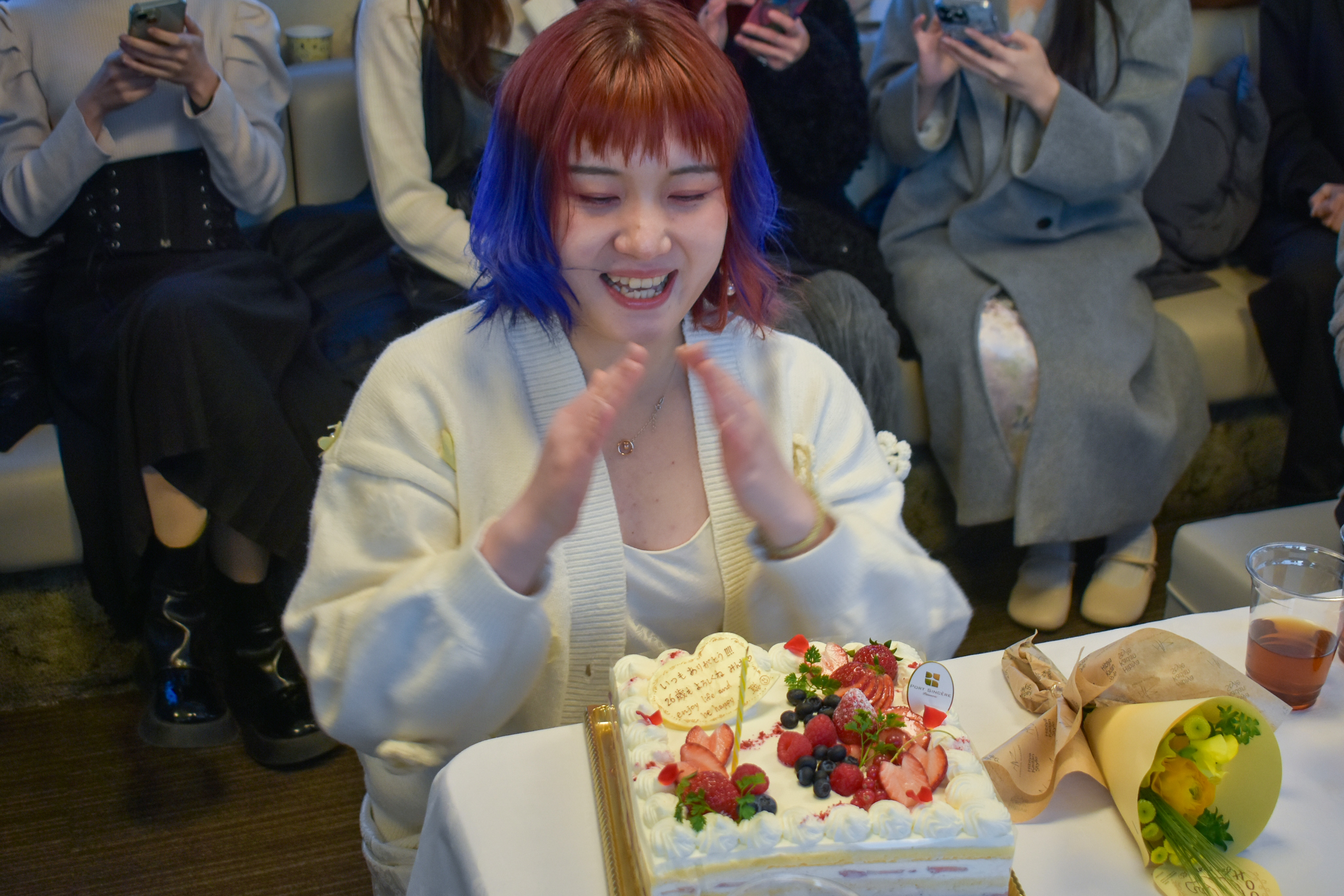誕生日ケーキと花束サプライズ
