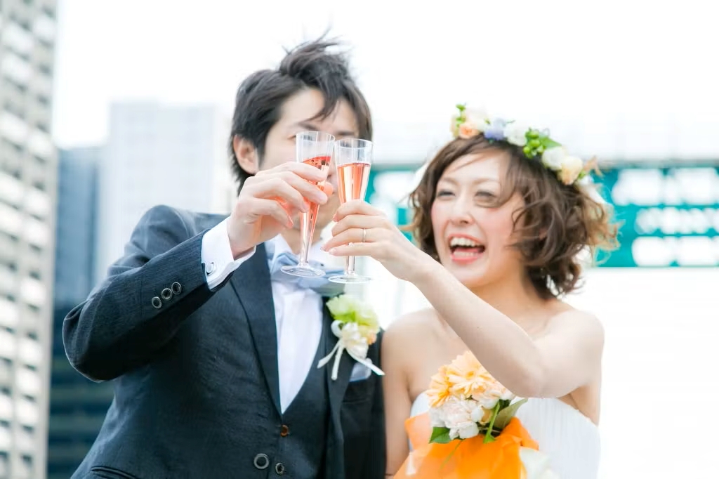 男性と女性が乾杯している様子