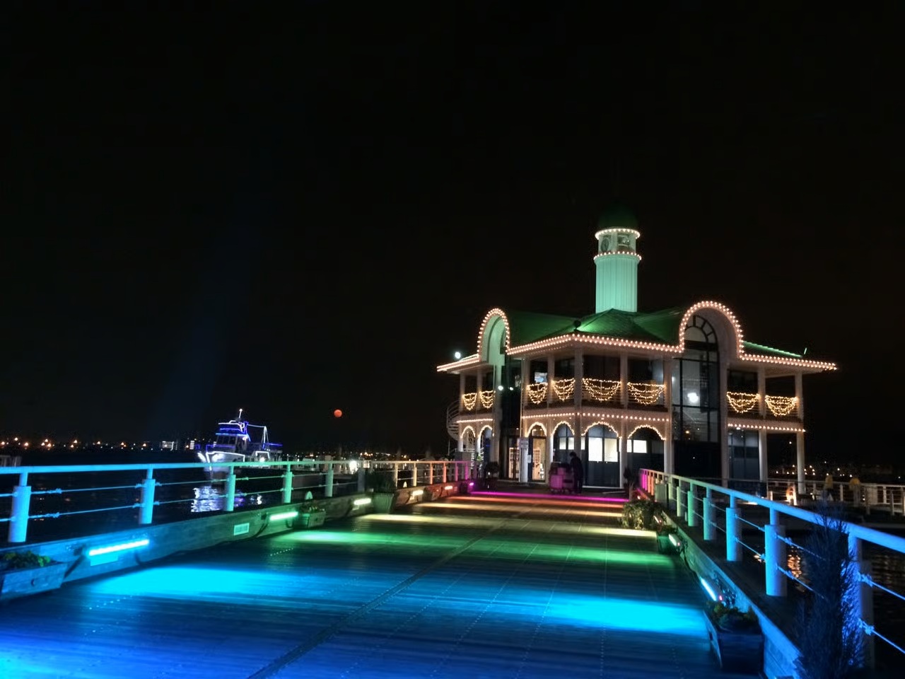 みなとみらいぷかりさん橋の夜景