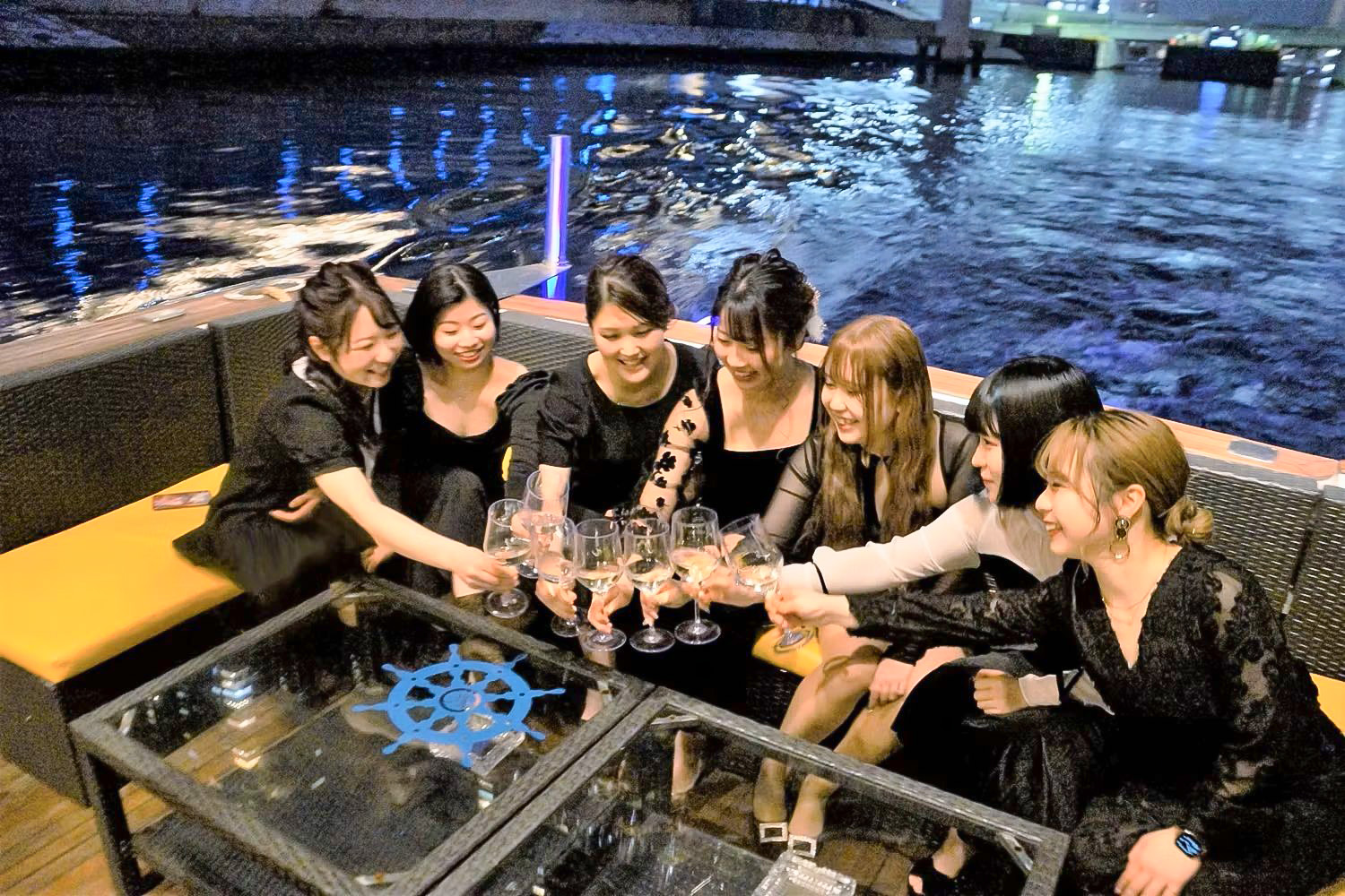 クルーザーで乾杯する女の子たち